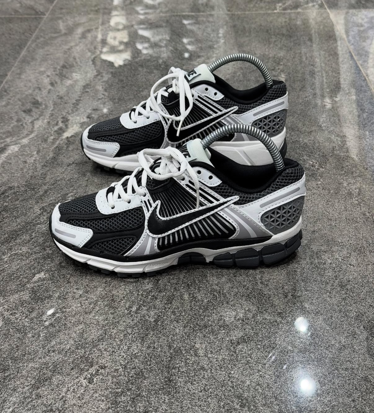 黑白灰经典配色！这双 Nike 运动鞋太绝啦！
