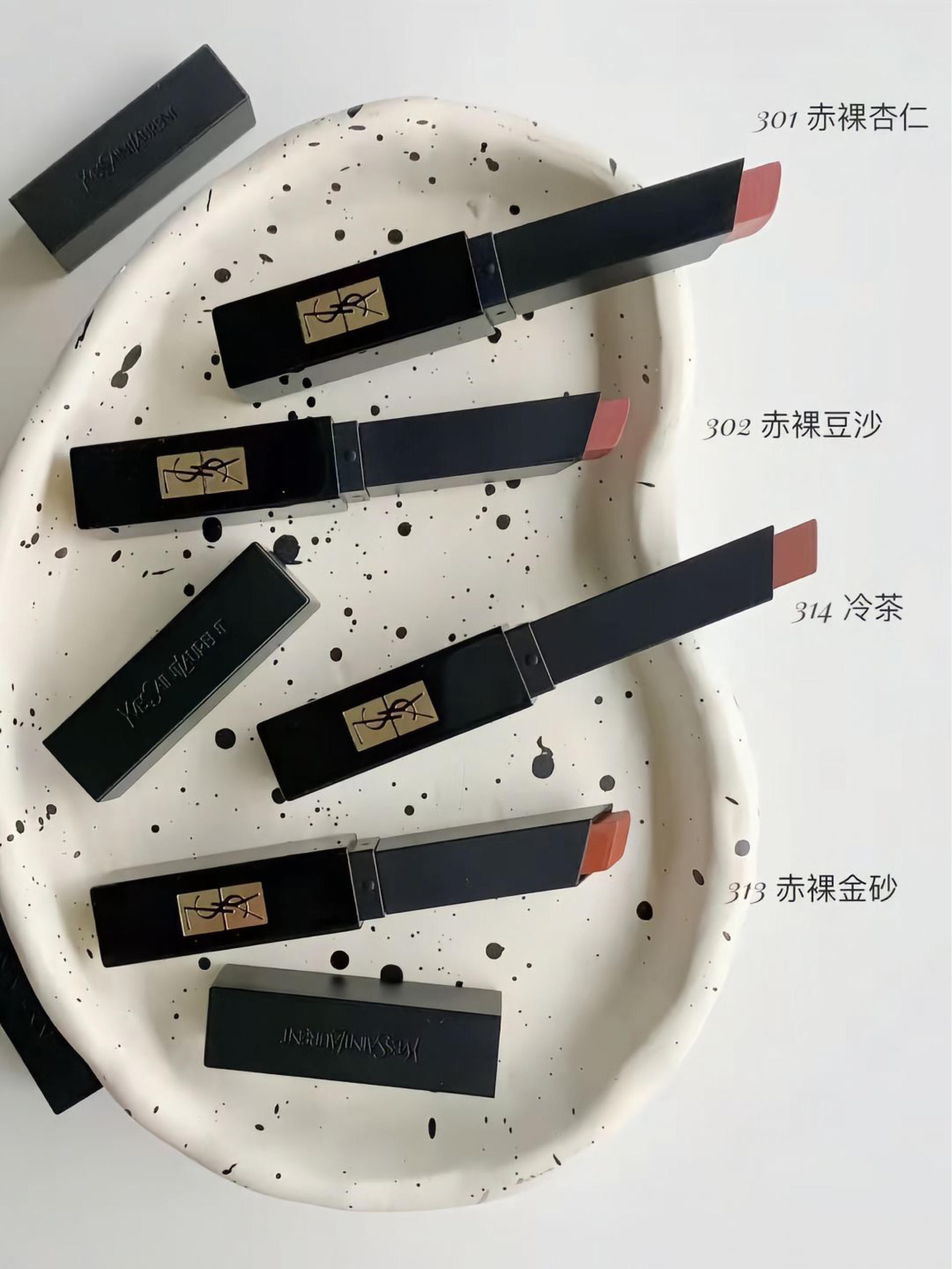 从日常通勤到约会赴宴，这根细管承包全场合妆容｜圣罗兰小黑条哑光封神