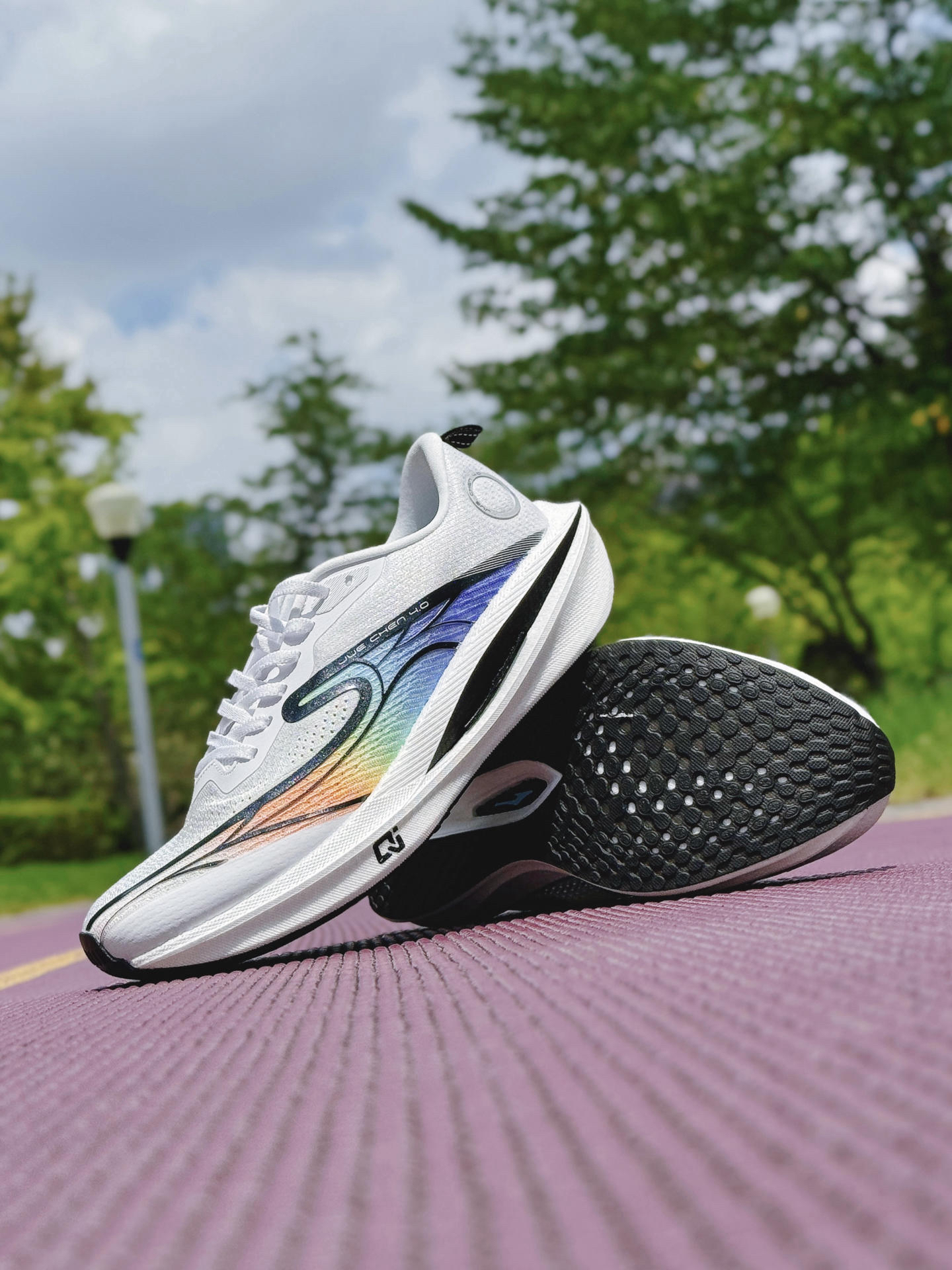 特步：我有破茧之刃🤨尔克：我有破茧成蝶❗️