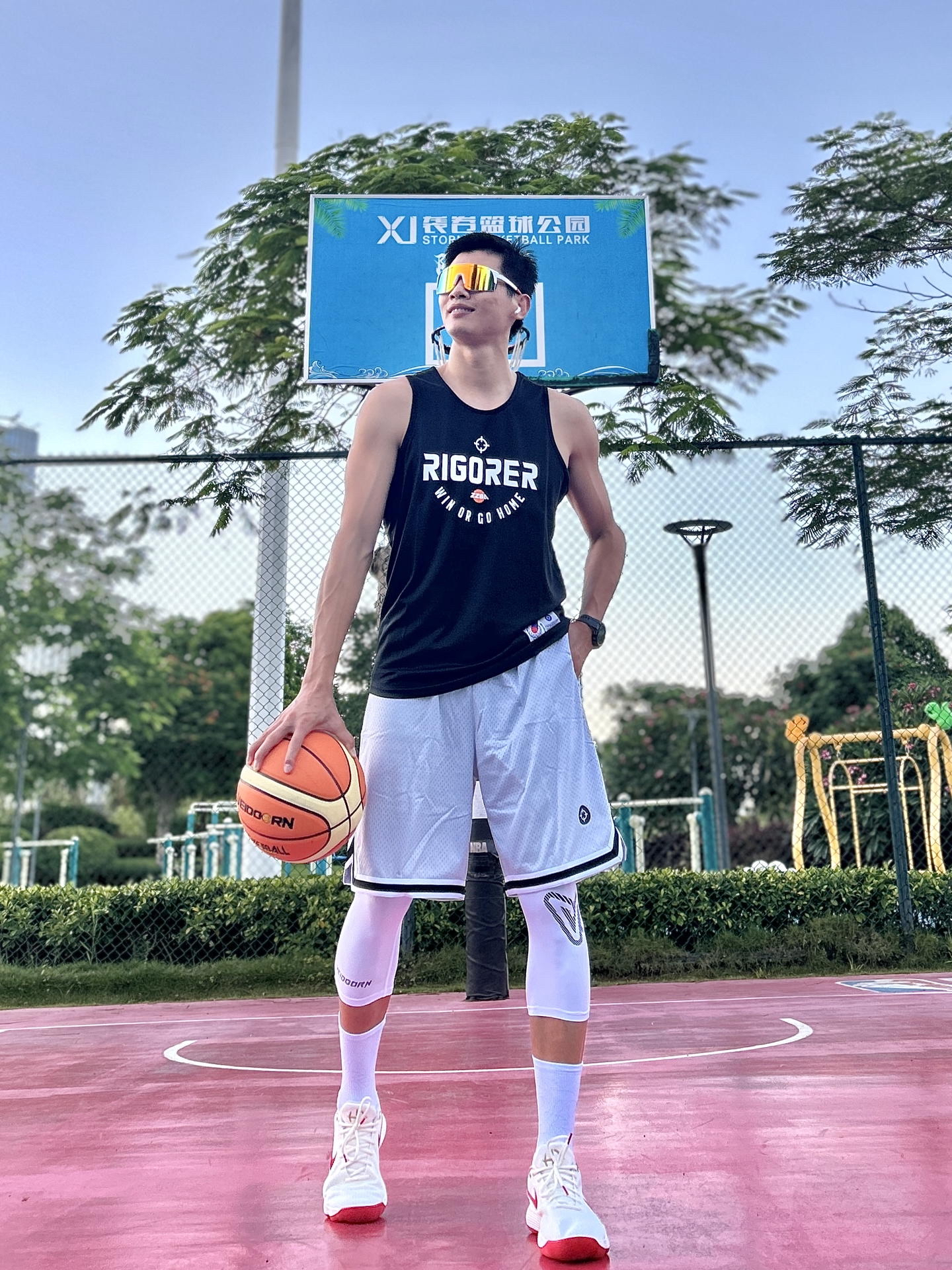 🏀球场清风录：热浪中扬起的灰色哲学🤔
