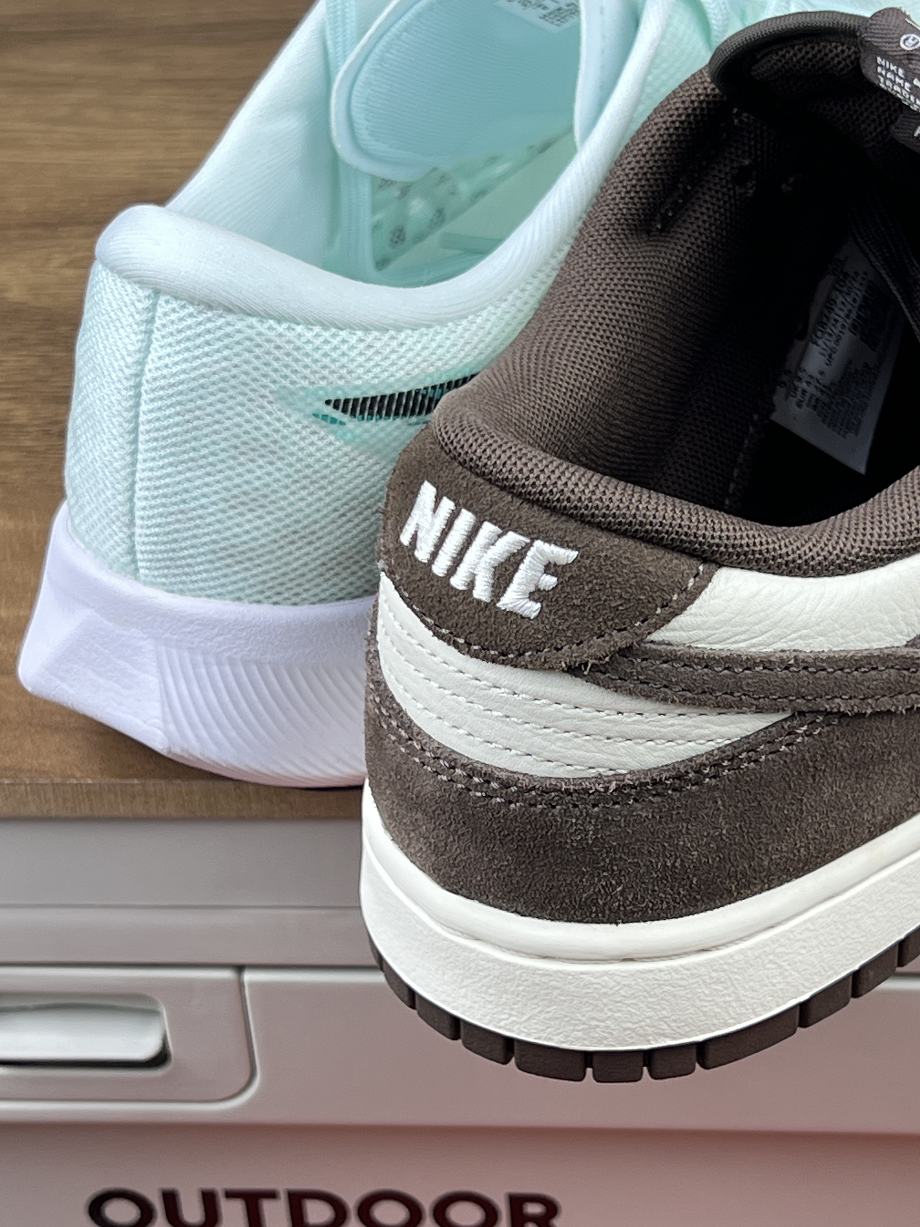 青薄荷跑鞋和棕色Nike哪个更值得入