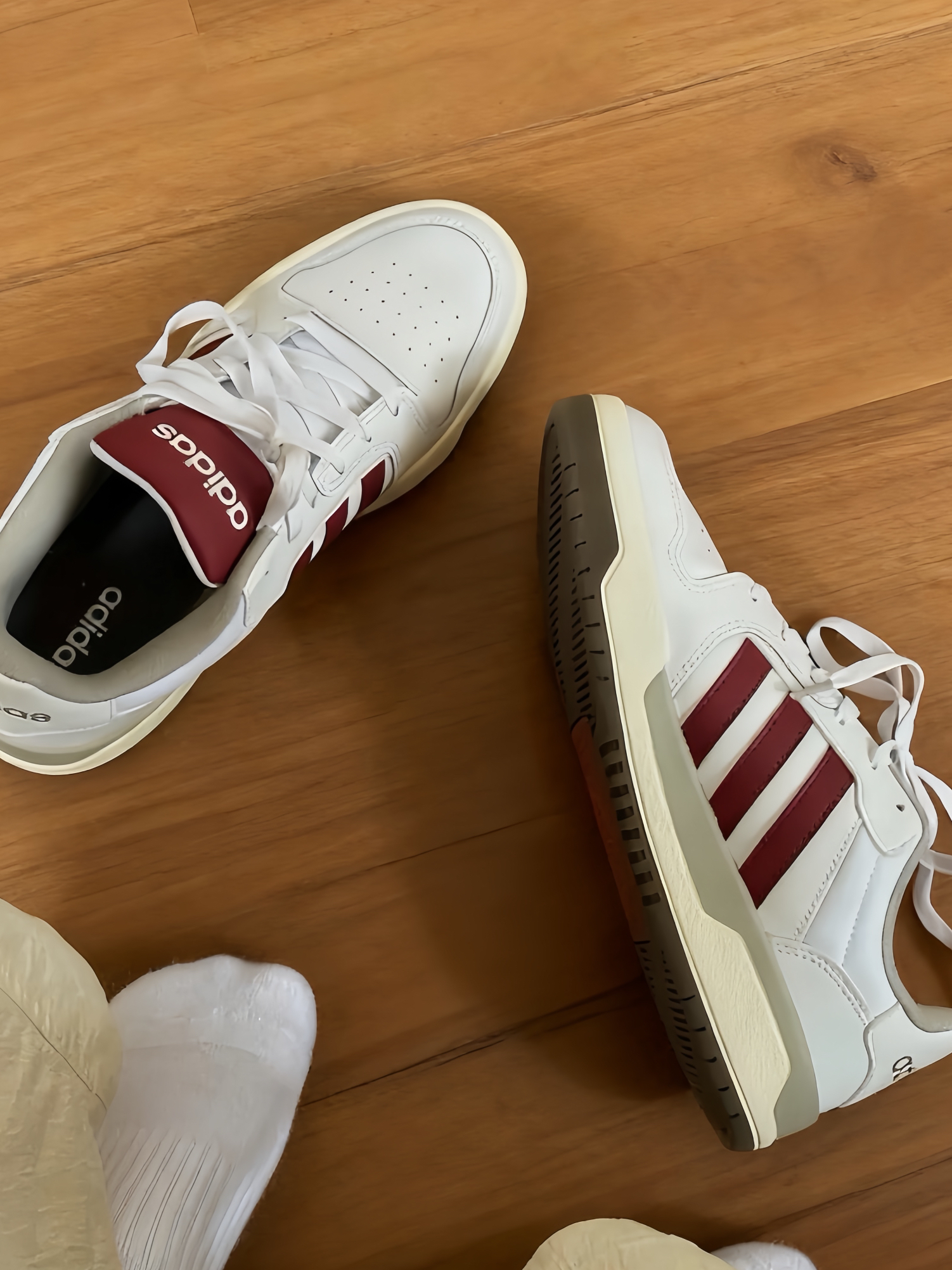 《adidas这双红白配色板鞋,复古又百搭,真的爱了!》