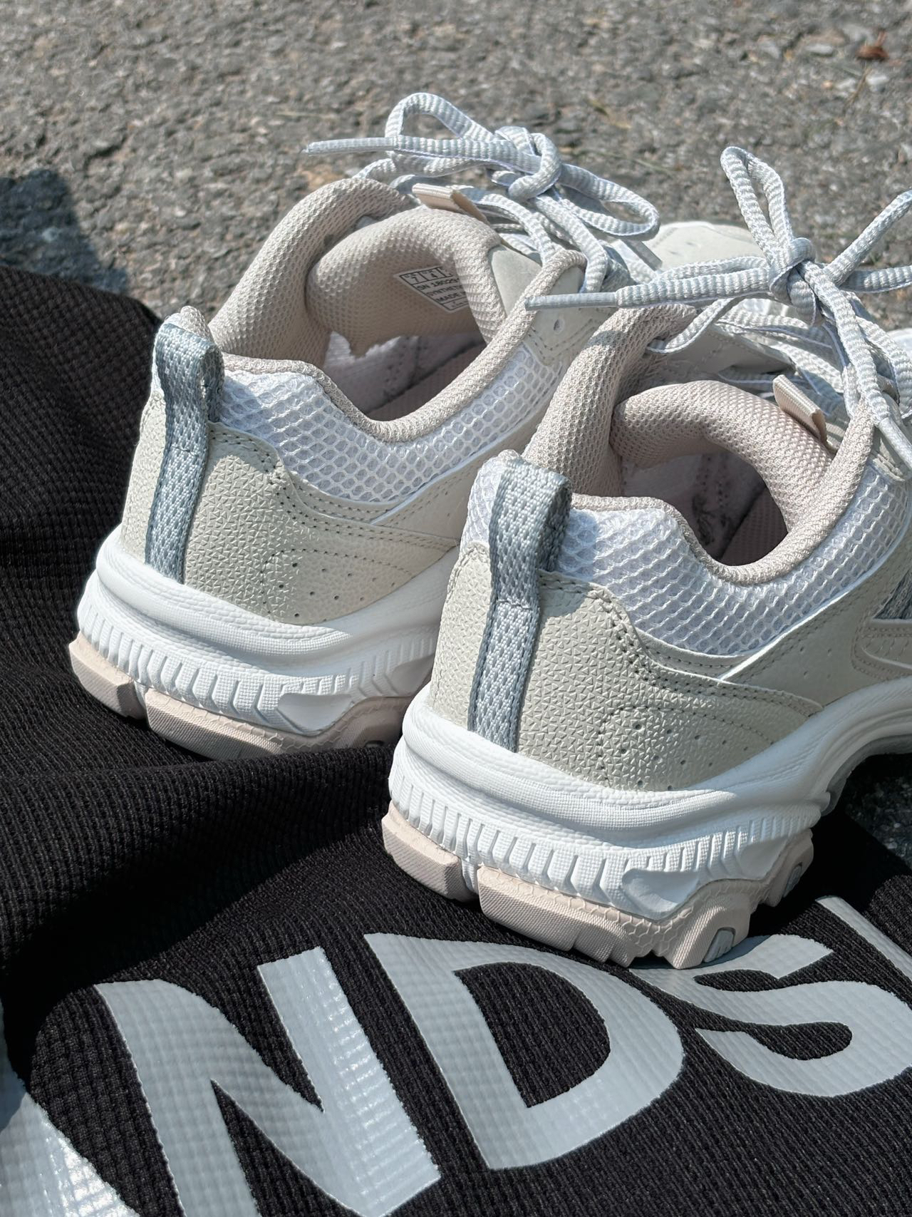 斯凯奇你好会!这双燕麦灰徒步鞋好酷!