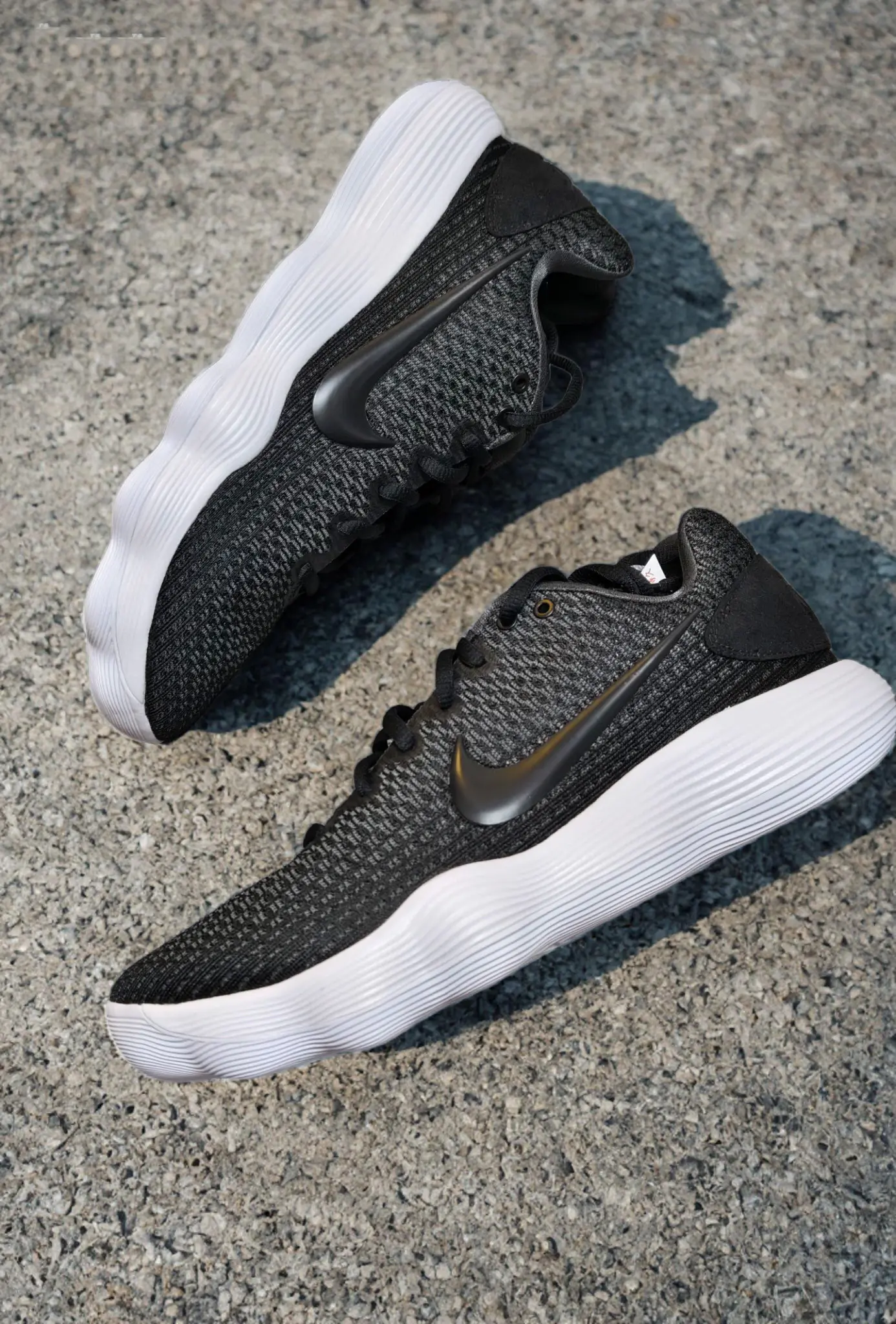 实战党必入!Nike Hyperdunk 2017 React低帮黑白战靴,脚感性能双炸裂
