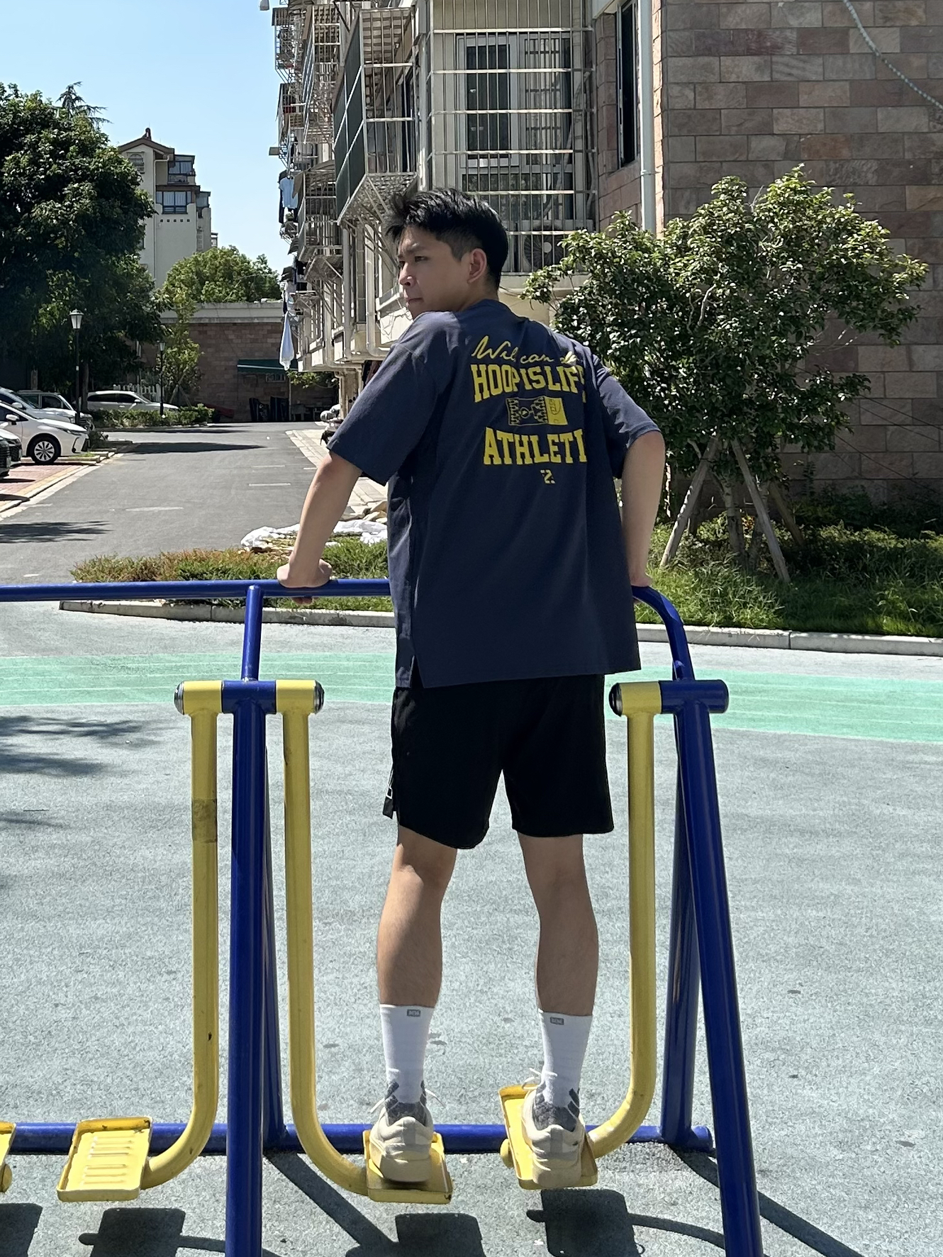 穿的和活动器材好像有点搭！