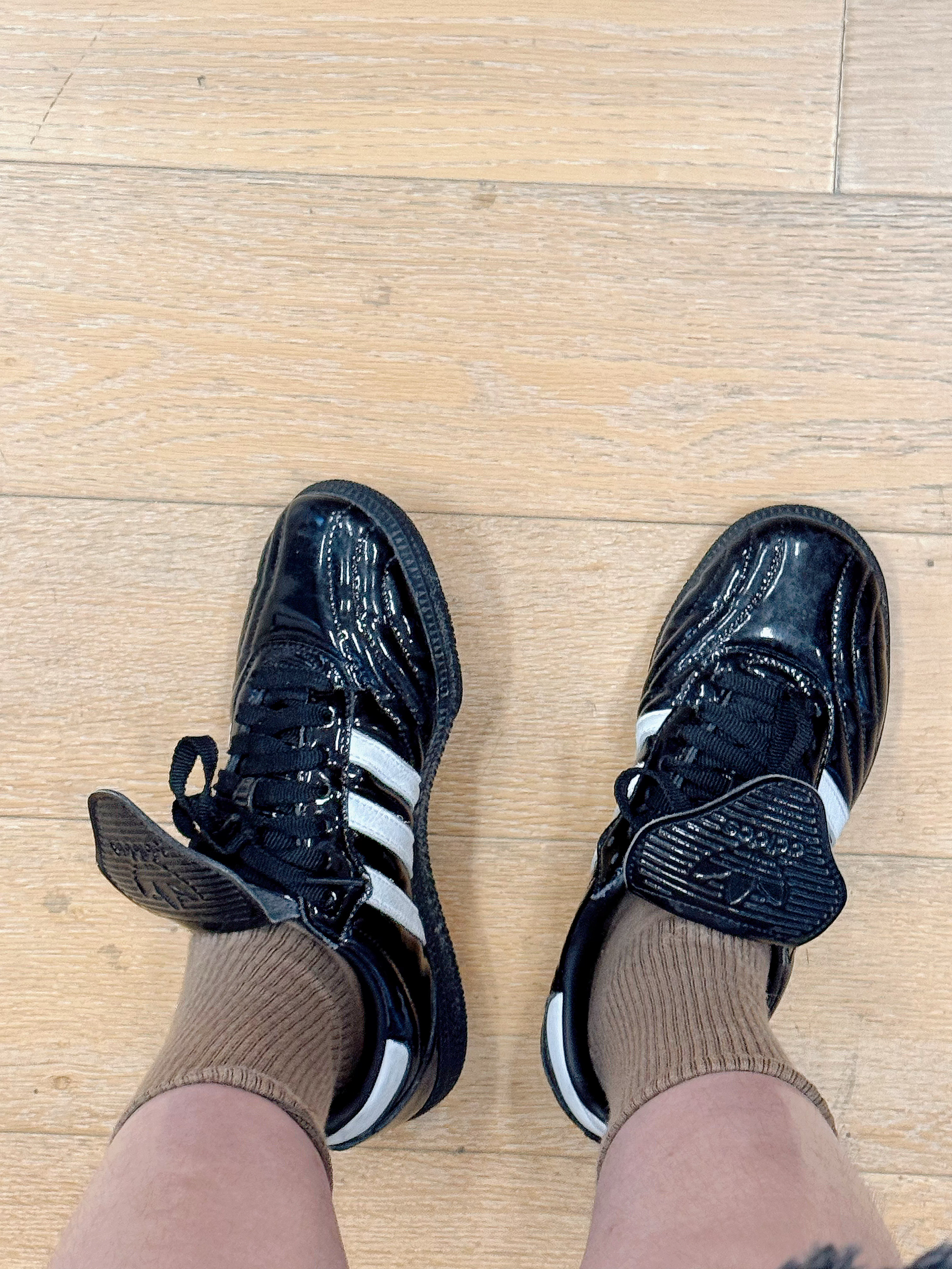 漆皮质感绝了！adidas这双小众板鞋我先锁死