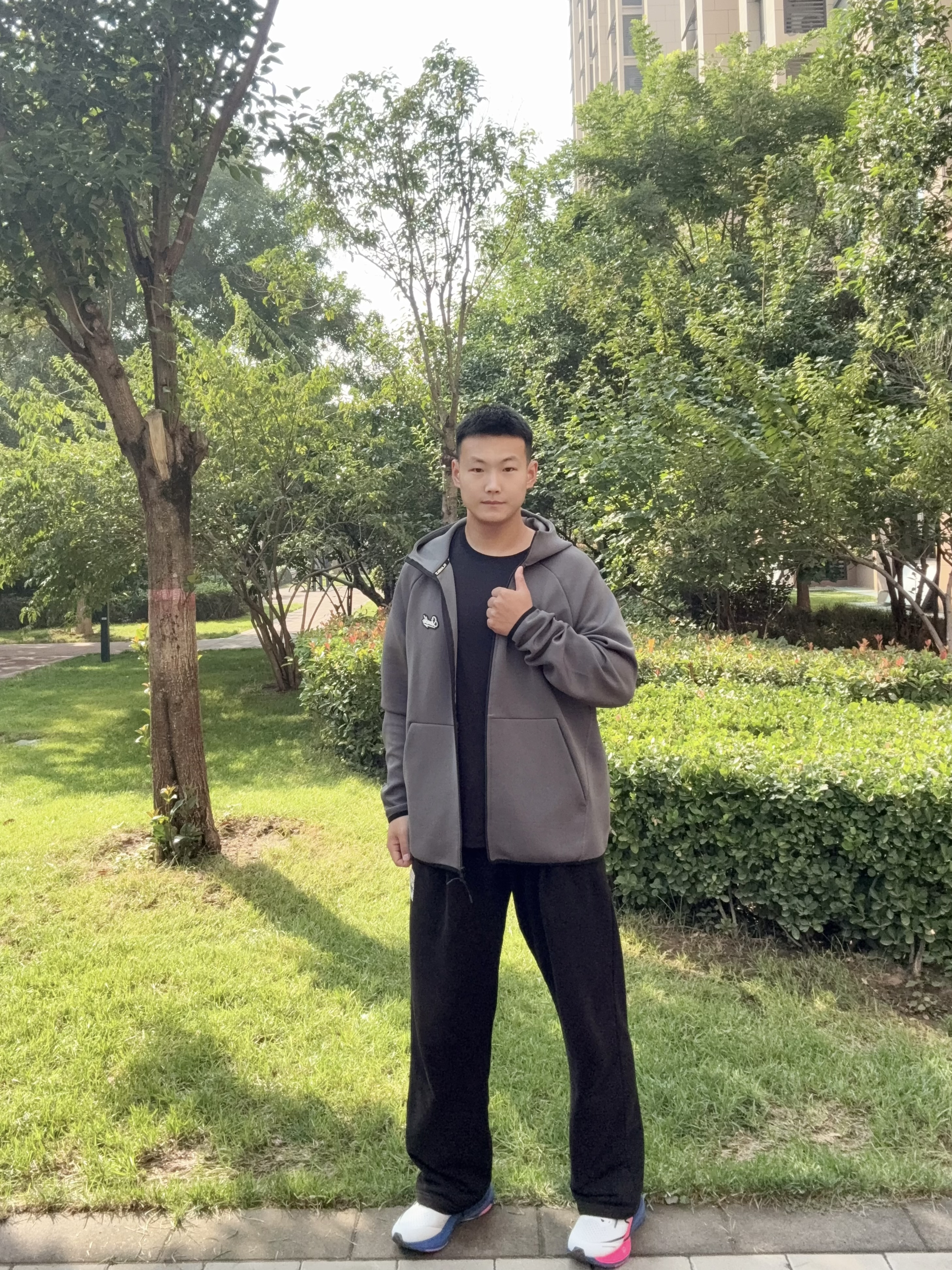 男生早秋刚需！这件灰色连帽外套，舒适与颜值双在线