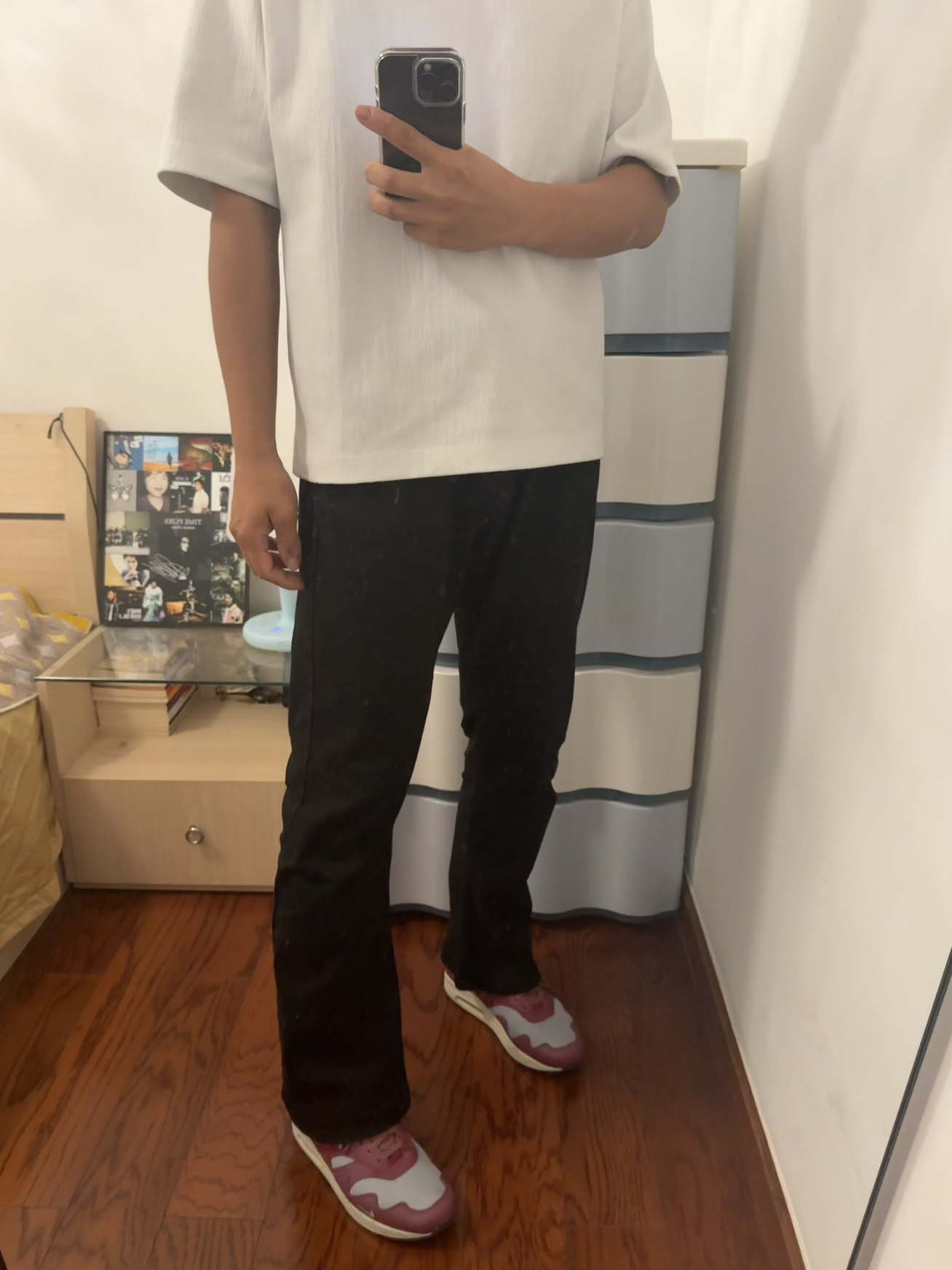 【每日穿搭】白色T恤+黑裤的简约法则，这双粉白运动鞋是灵魂！👟