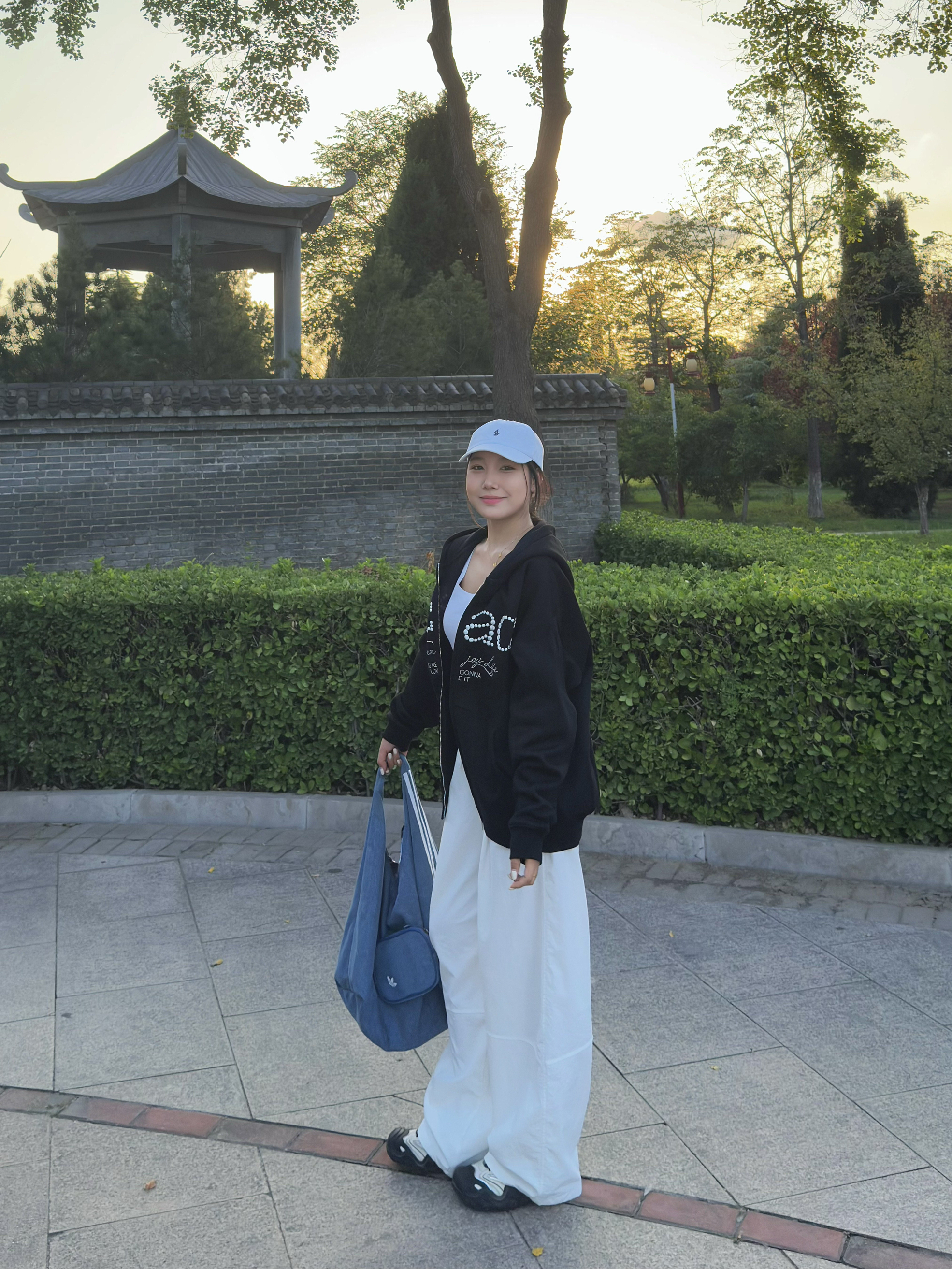 出街刚需！这件字母拉链卫衣也太懂休闲感了