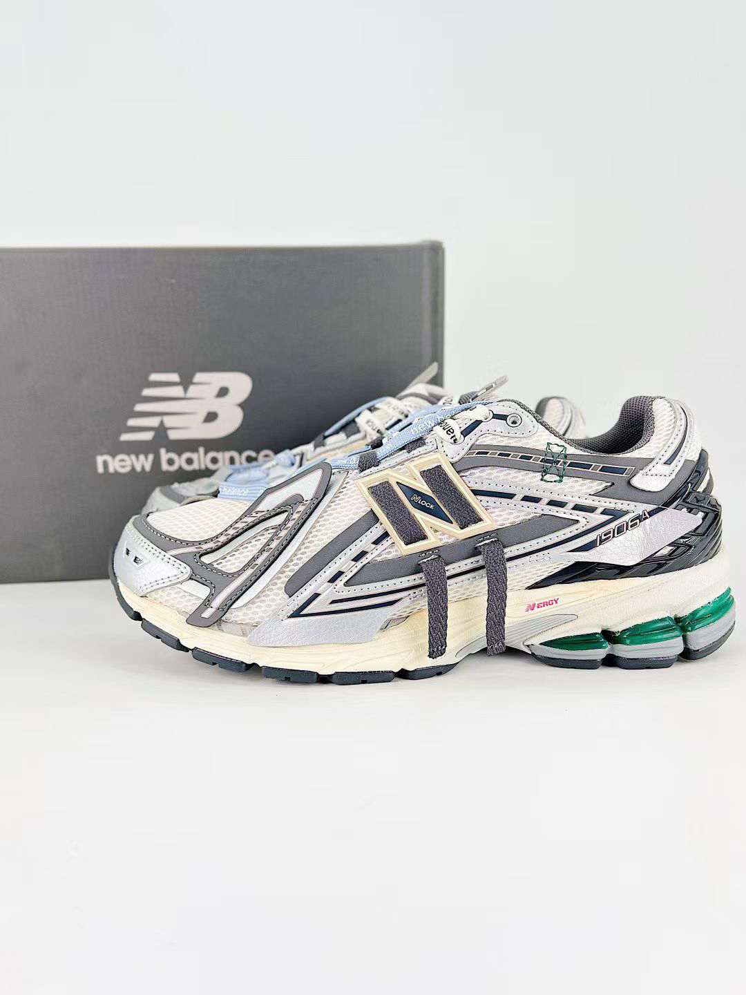 这款New Balance鞋款,复古解构风设计,配色和谐,兼具潮流感与运动性能,很有辨识度。