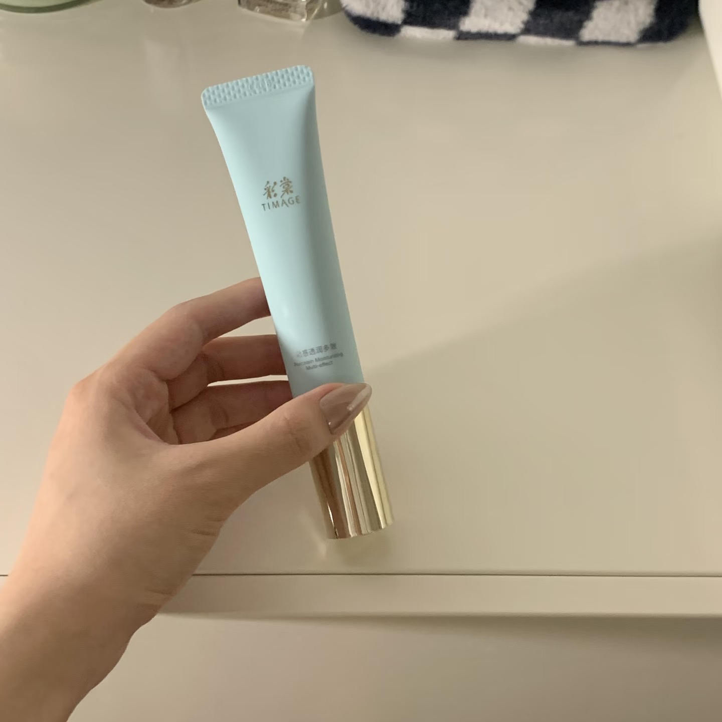 第一杯敬自己 爱用的妆前乳卖到巴黎了……