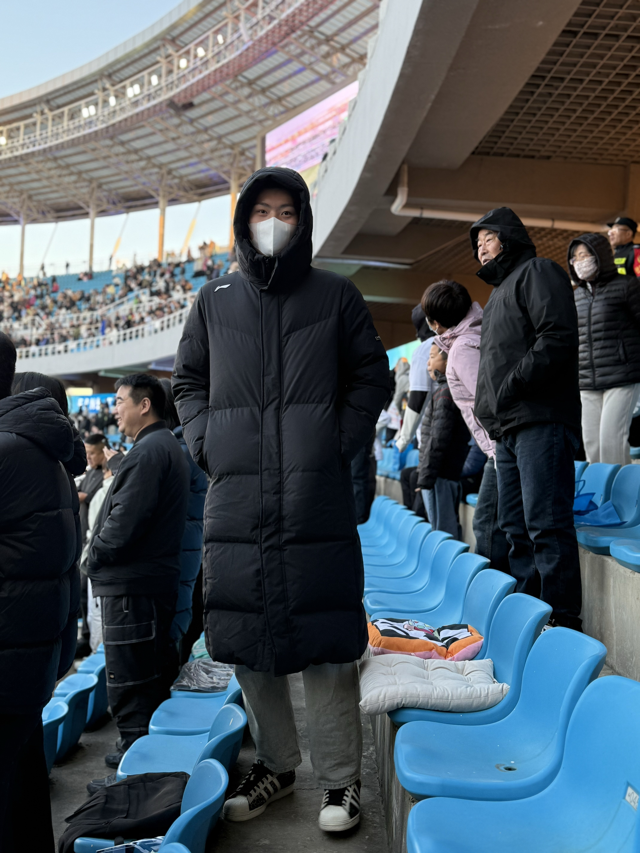 《冬季的暖暖羽绒服搭配帅气贝壳头绝了》