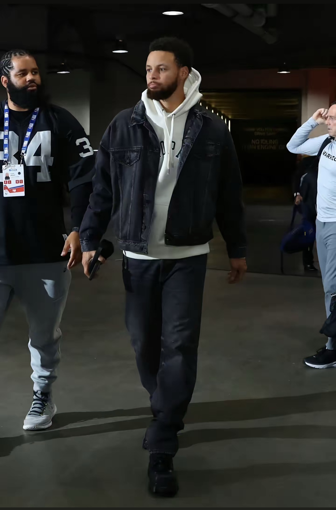 库里这套牛仔叠穿,把街头风的“随性潮”玩明白了!