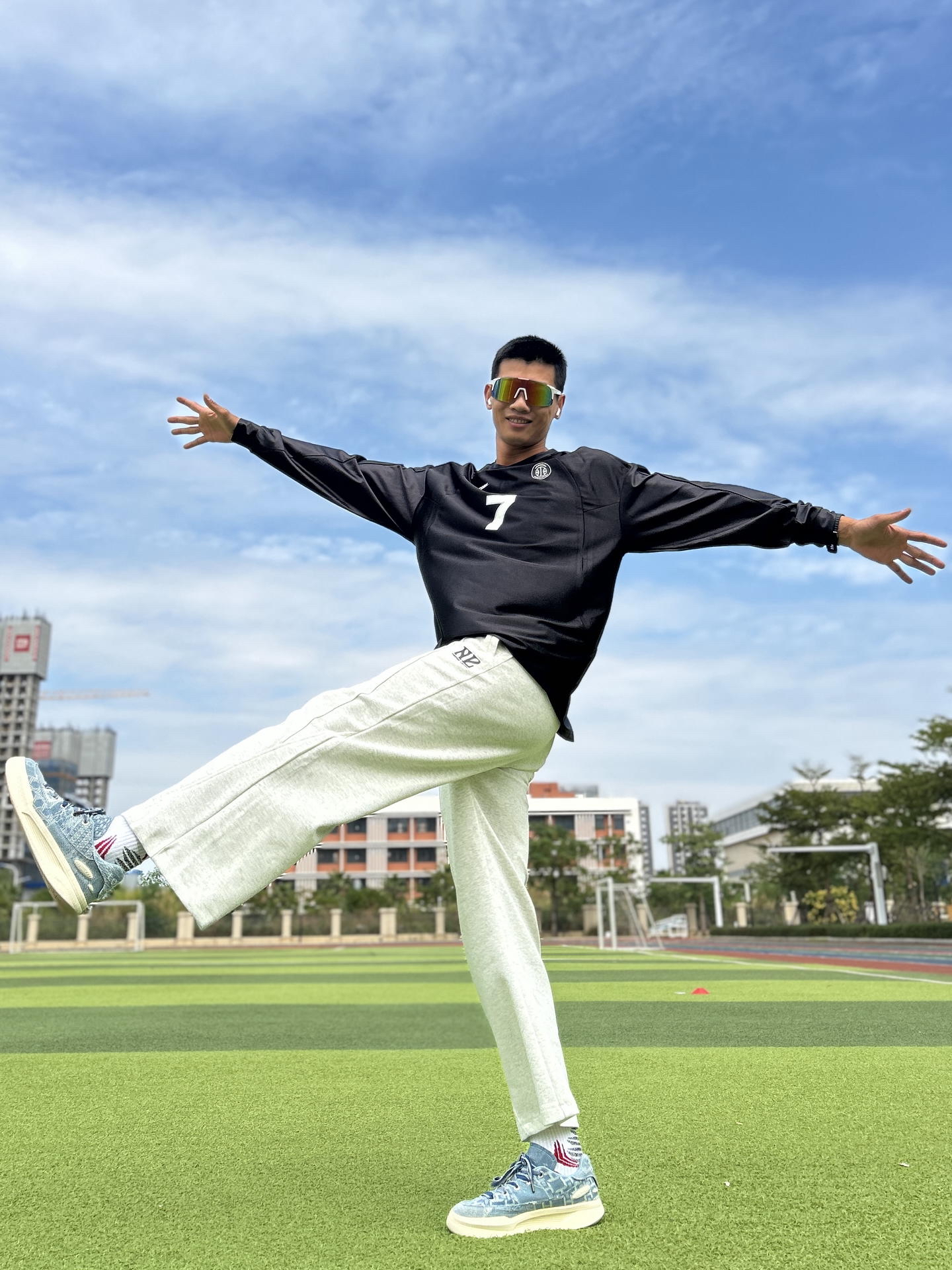 🚶‍♂️街角的落日与卫裤，兜住了松弛的黄昏🌆