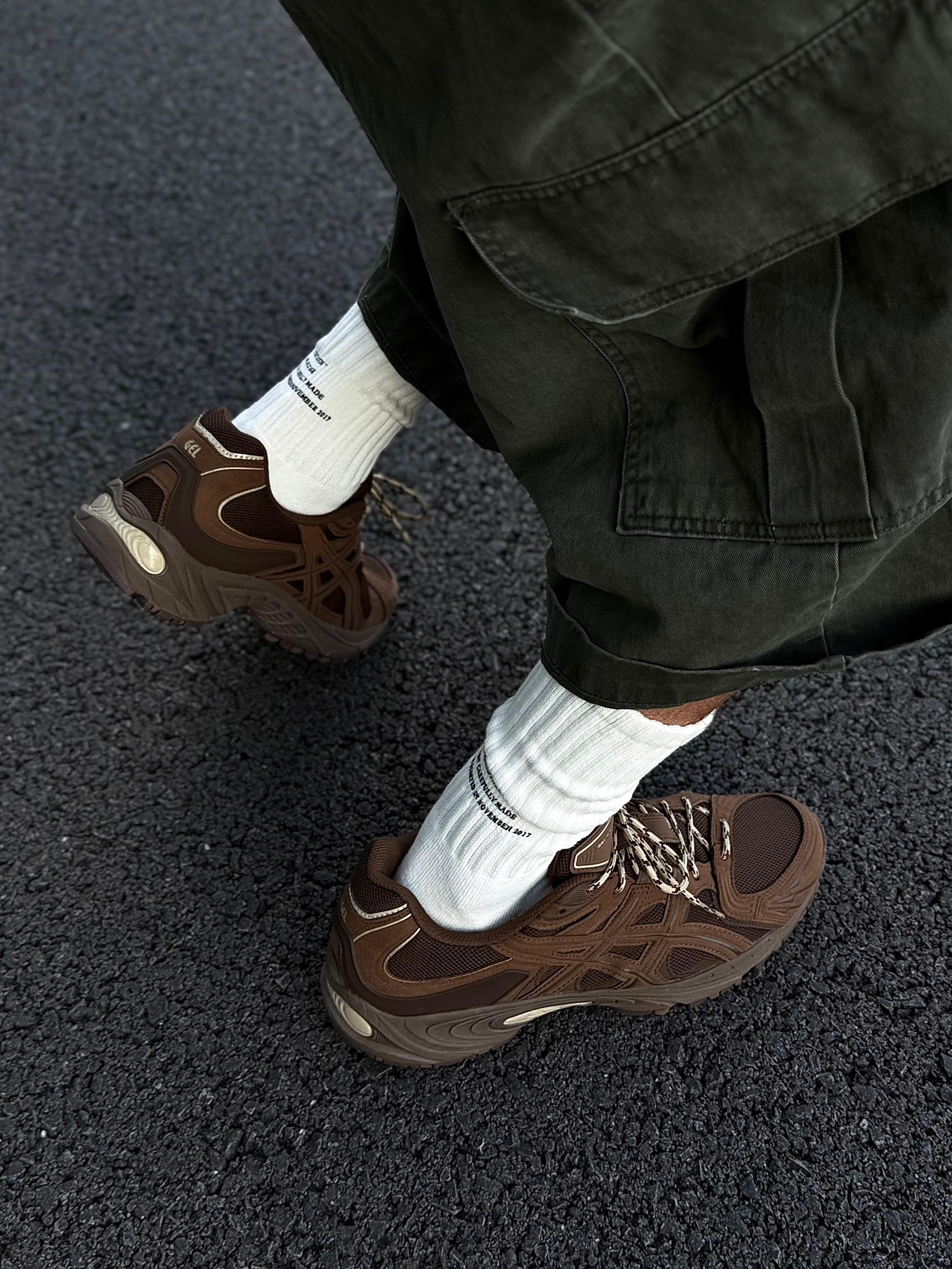 这双Asics复古户外跑鞋,是把“焦糖棕调与山野松弛”揉进日常的存在