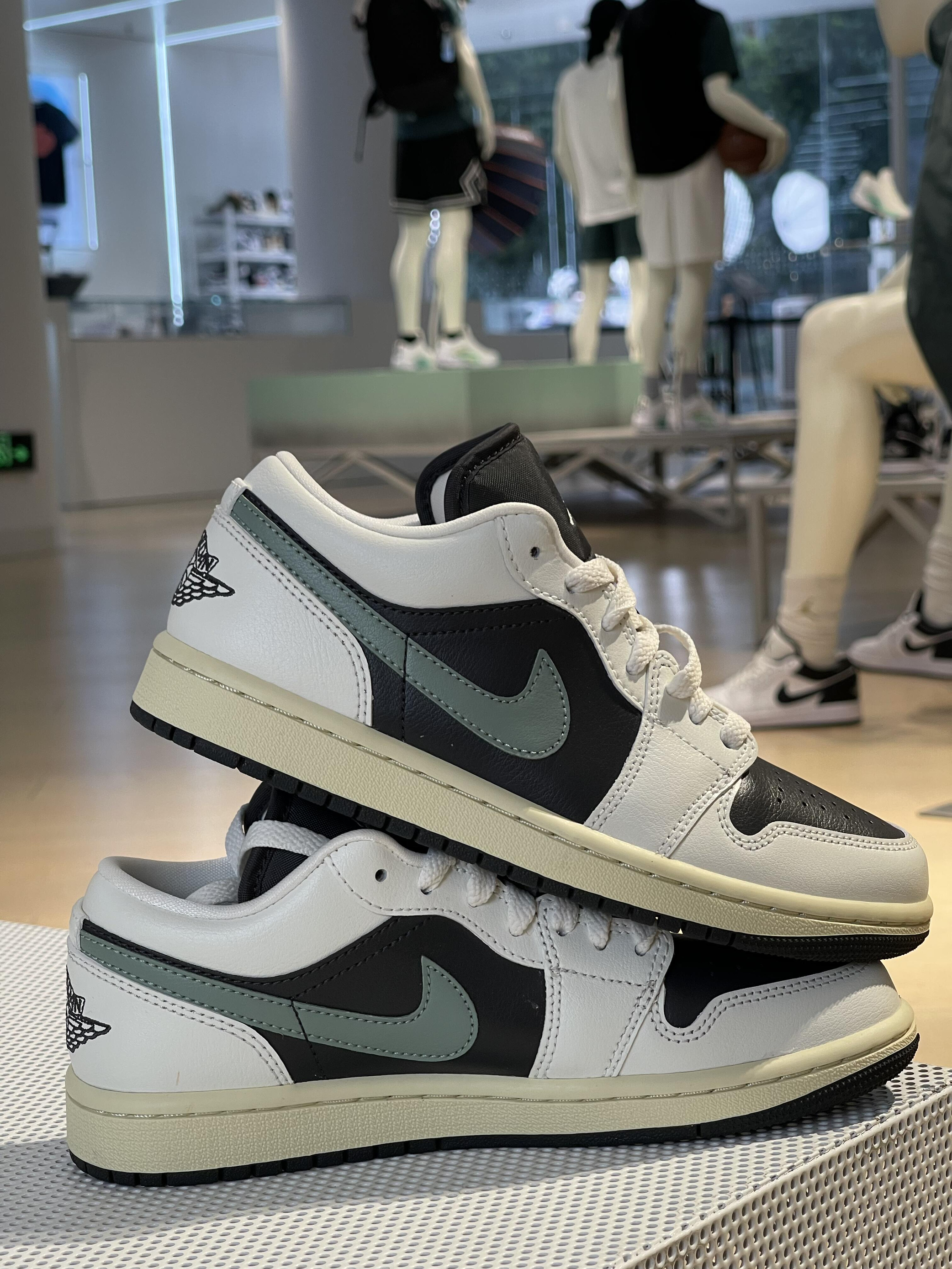 这双“米白墨绿板鞋”,把清冷松弛踩成了日常质感