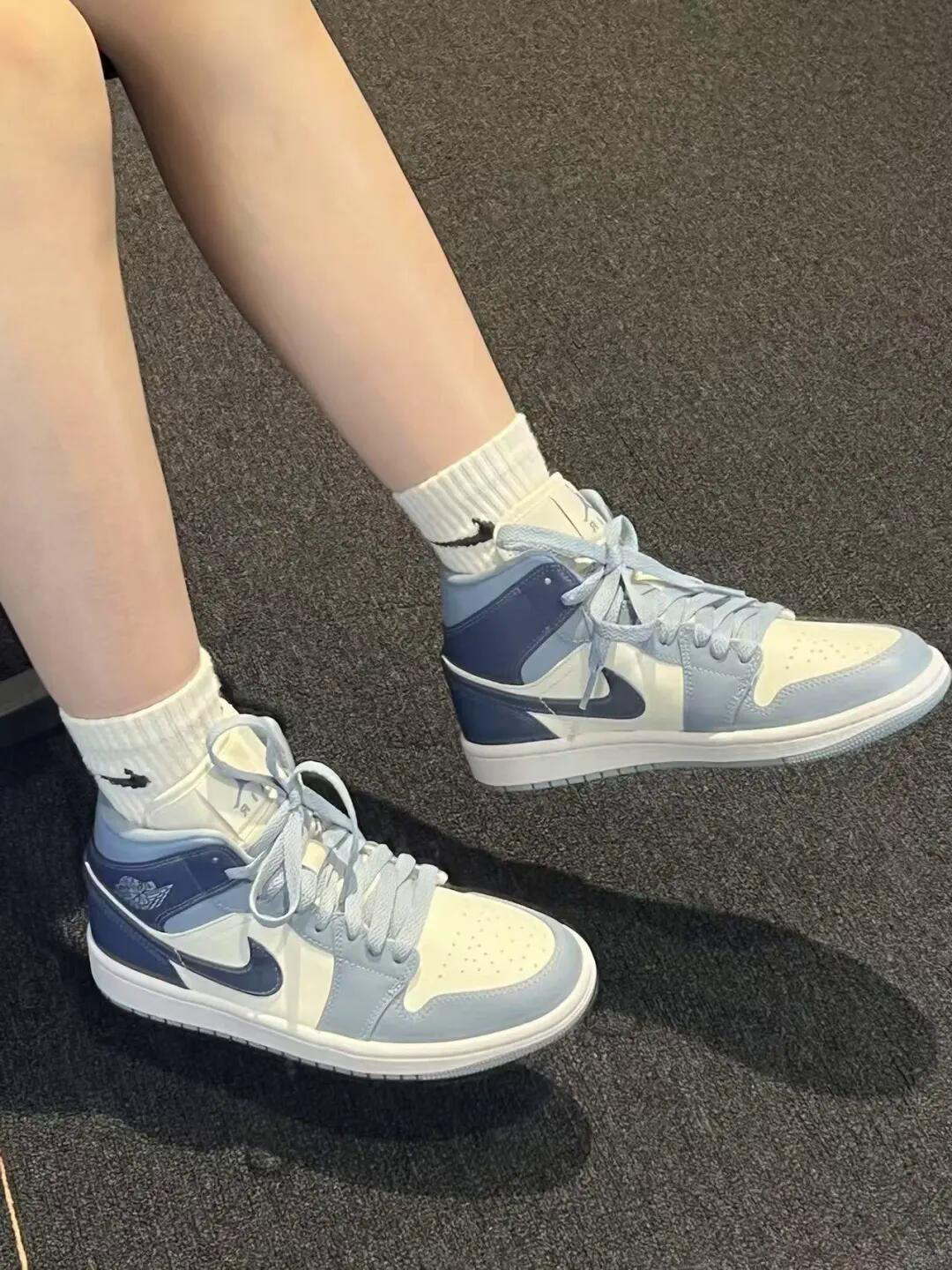 这双“雾霾蓝AJ1”,把清透的松弛感踩成了日常温柔