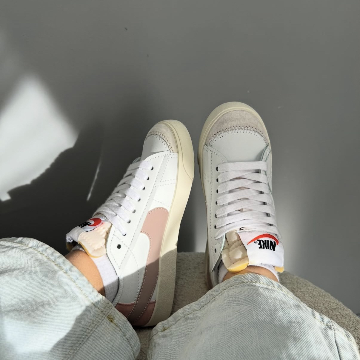 这双Nike的淡粉拼接太戳少女心了！软乎乎的奶白配色好搭到哭