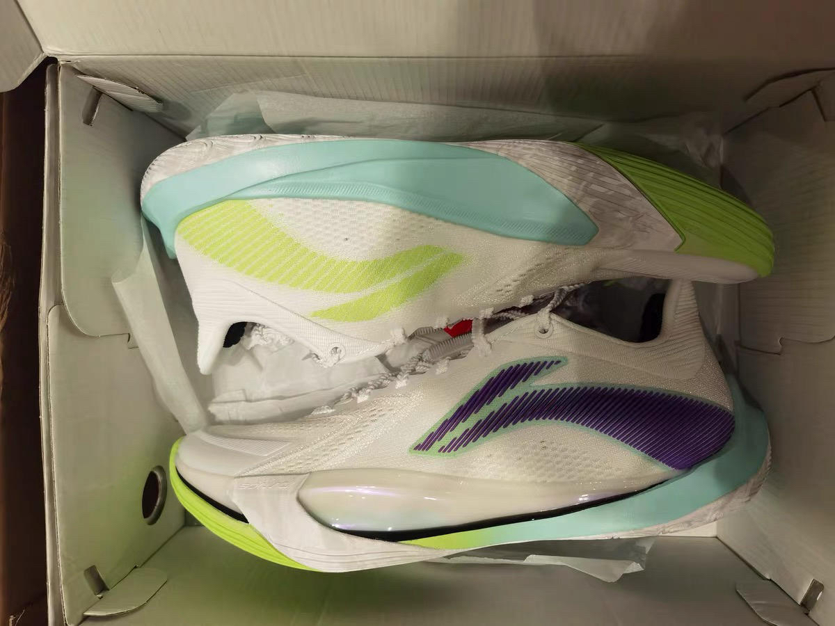 👟球鞋名称：音速13v2

📌是否偏码【