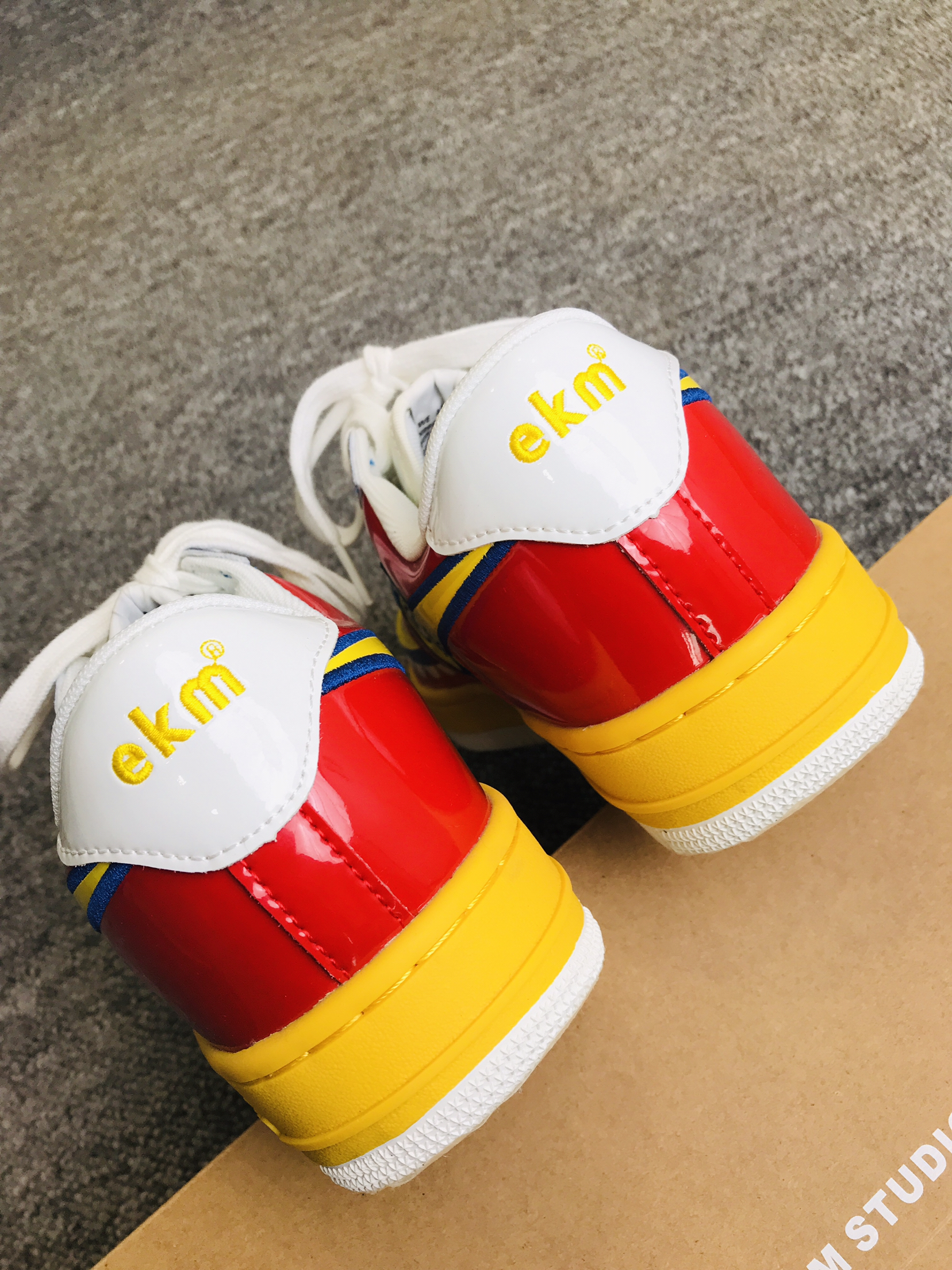 👟 真实上脚｜这双红黄预警，治好了我的穿搭选择