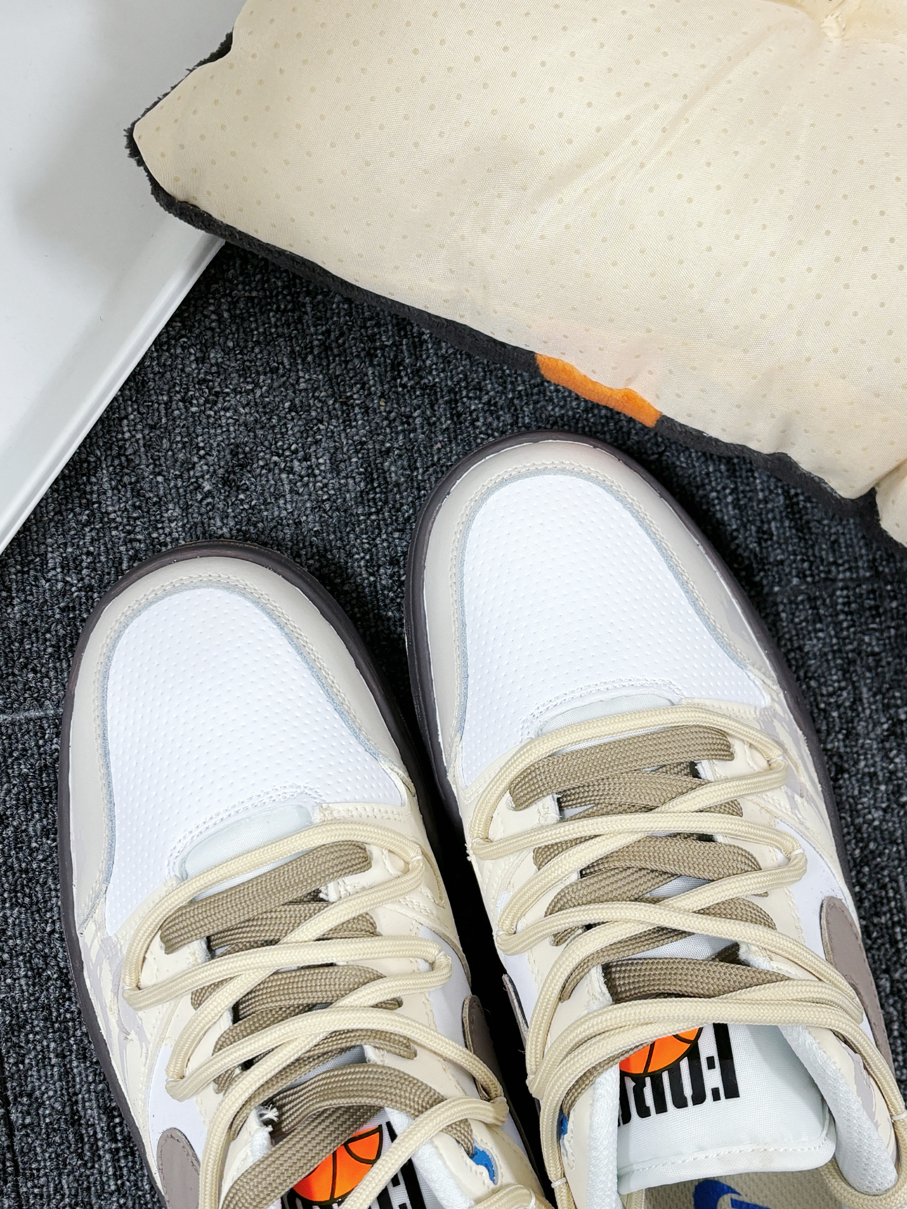 家人们 这双拼色Nike 谁能拒绝!