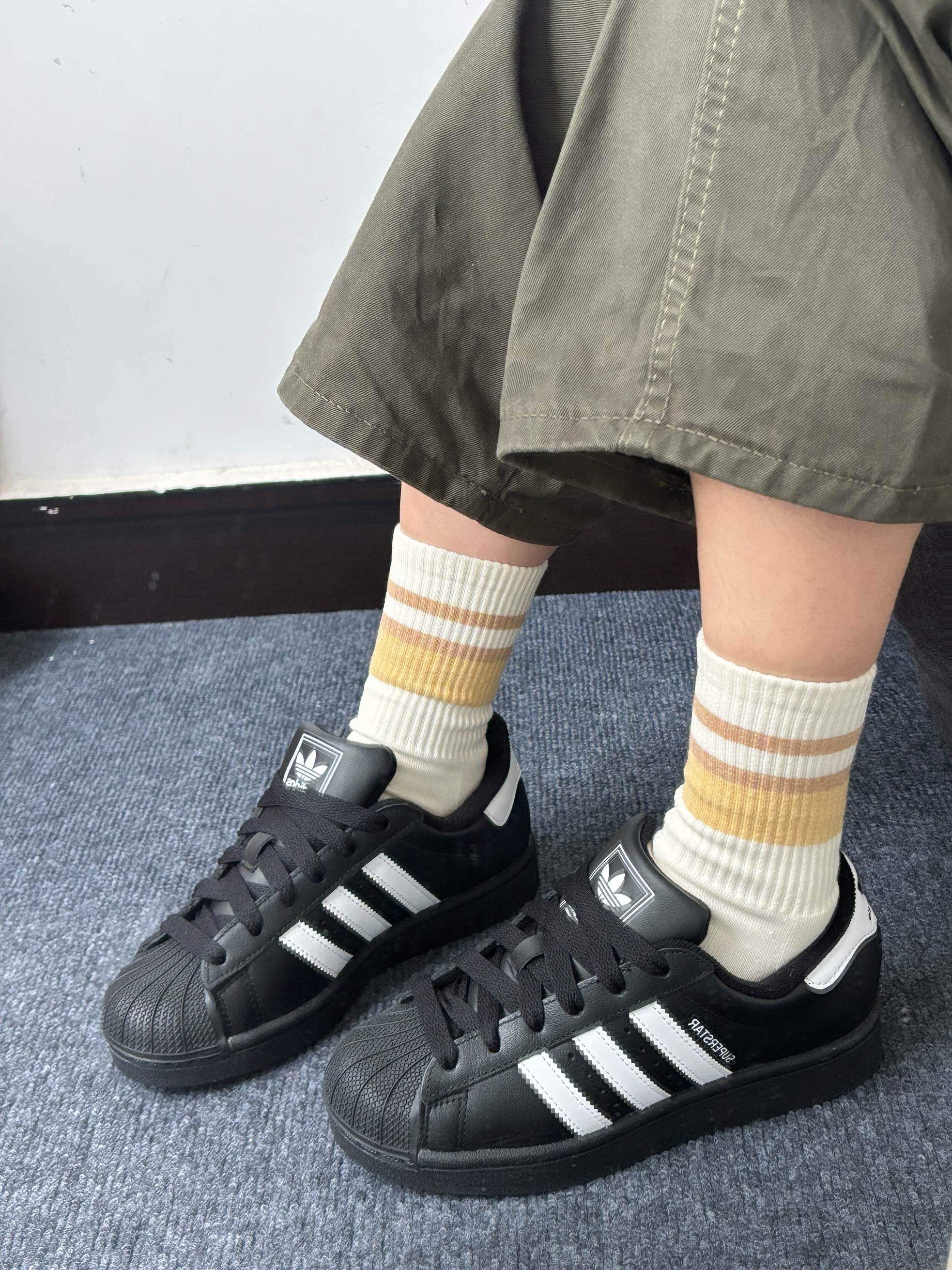 素谁还没有韩女必备的阿迪贝壳头板鞋呢！黑白配色太绝了✌️