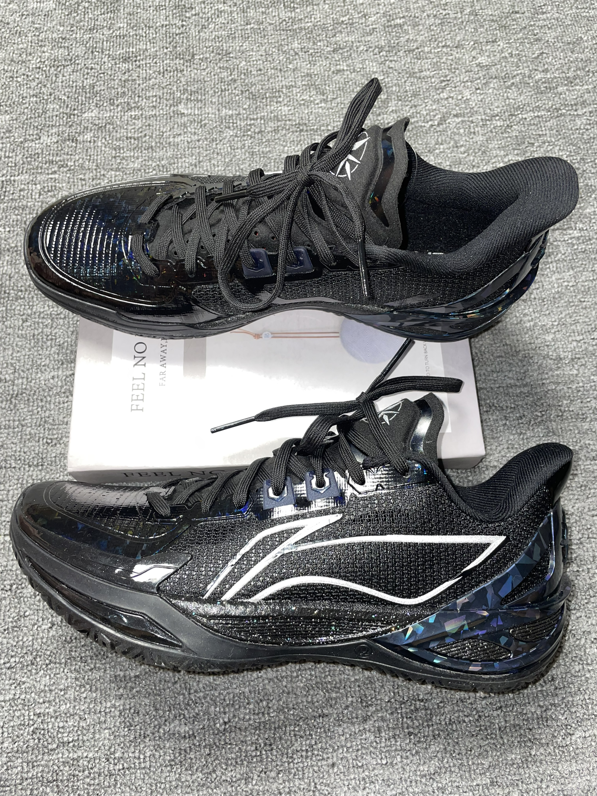 给我擦皮鞋👞,真没想到李宁做出了五彩斑斓的黑🖤