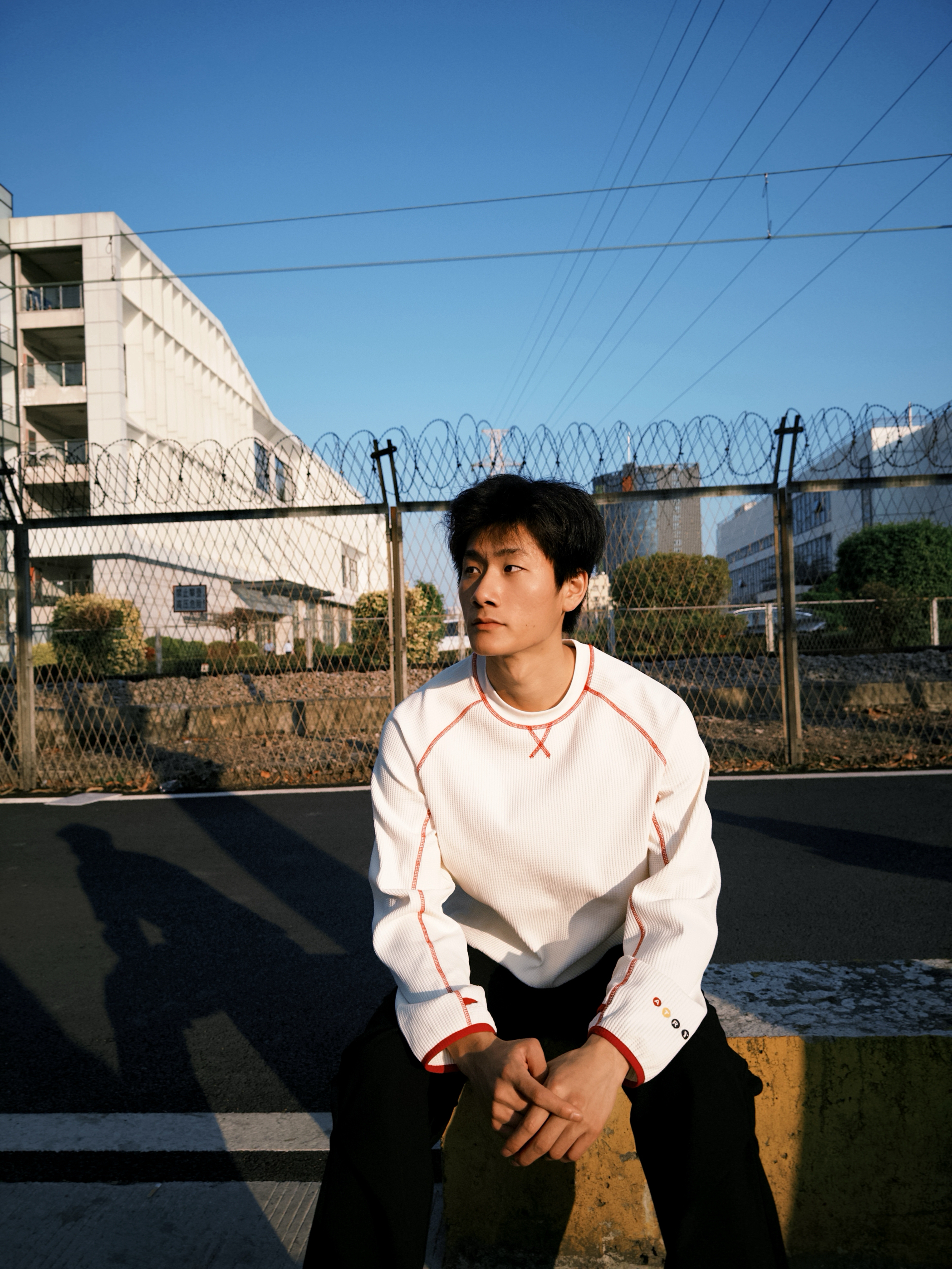 今天路边坐一坐