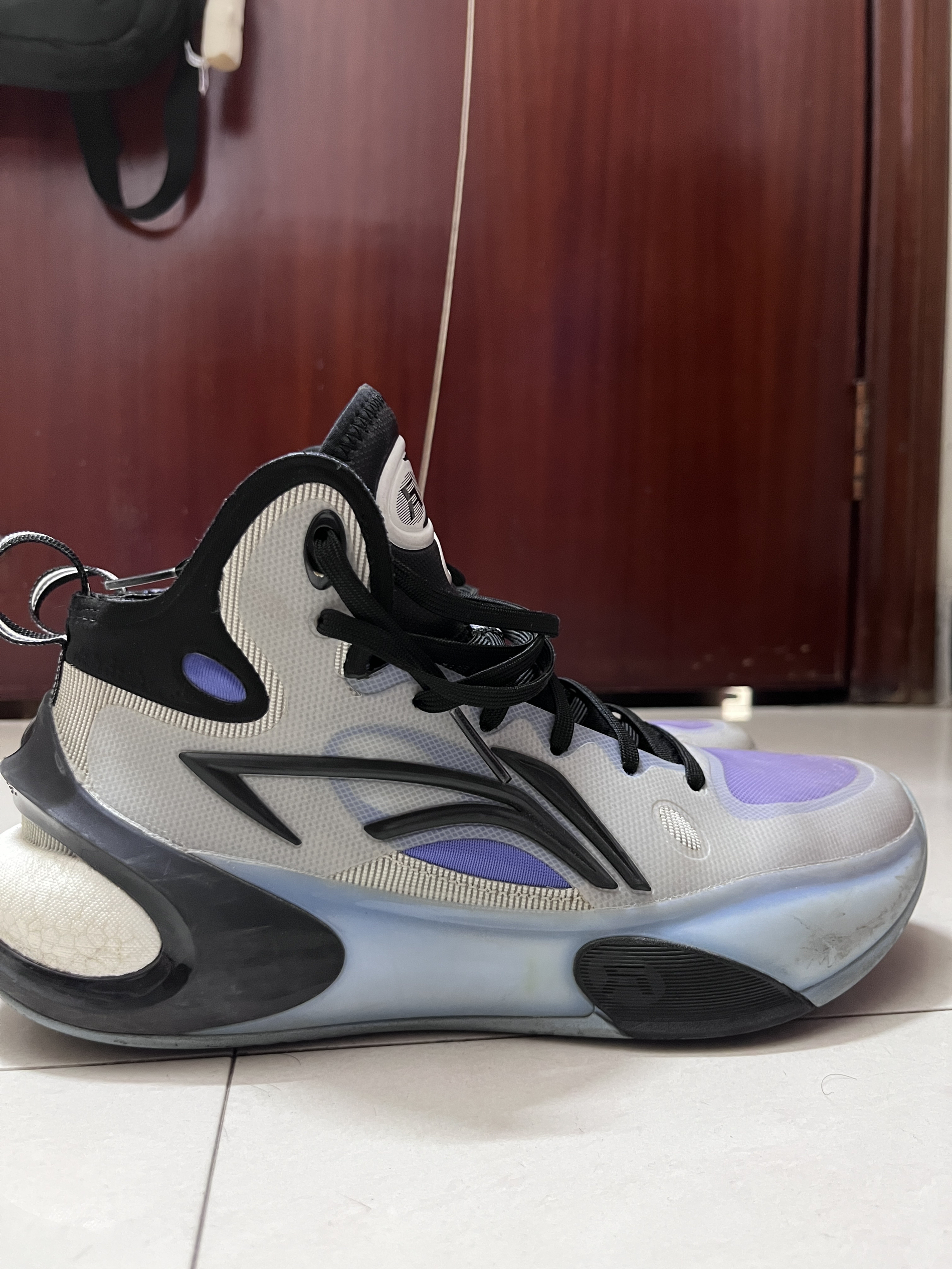 颜值党vs实战派吵翻了!这双白紫驭帅17䨻,到底值不值得入?