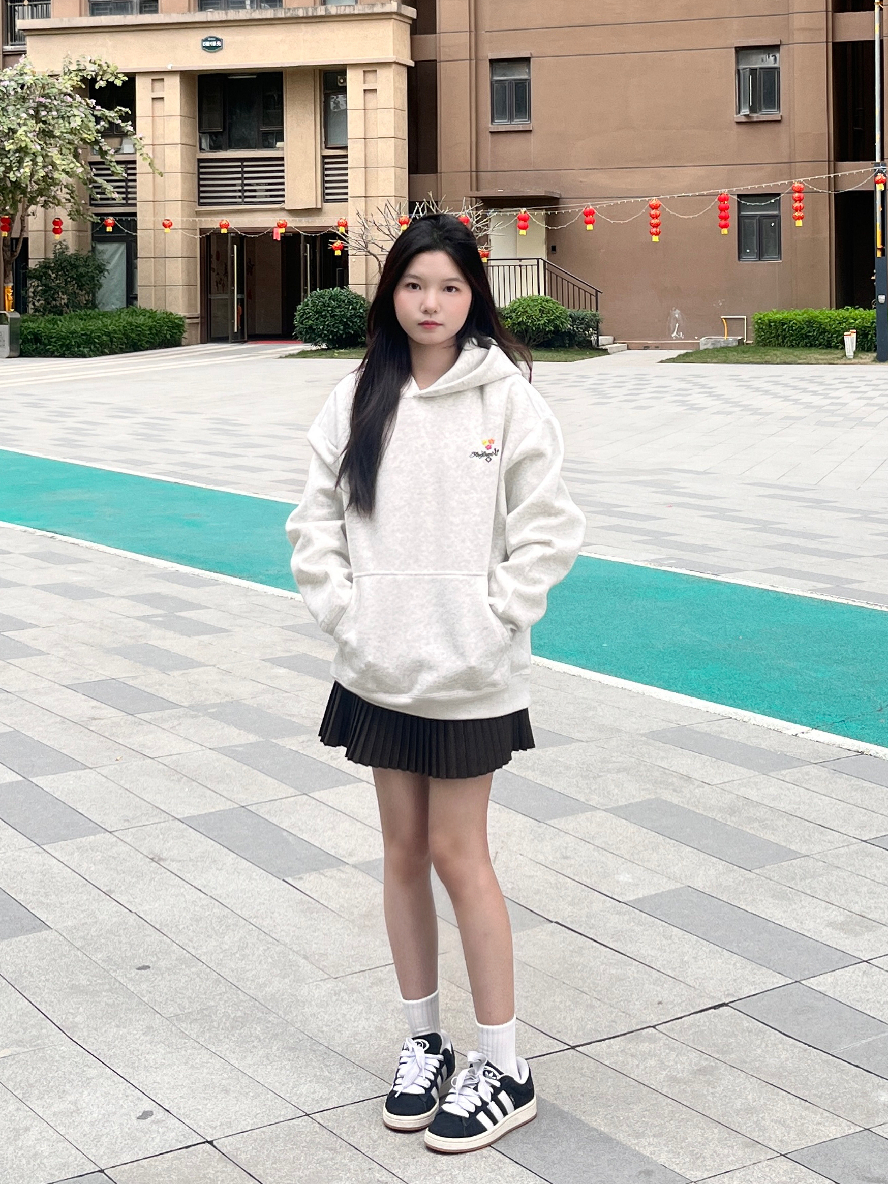 谁懂啊！米灰卫衣+百褶裙🍂 早春懒人穿搭封神✨