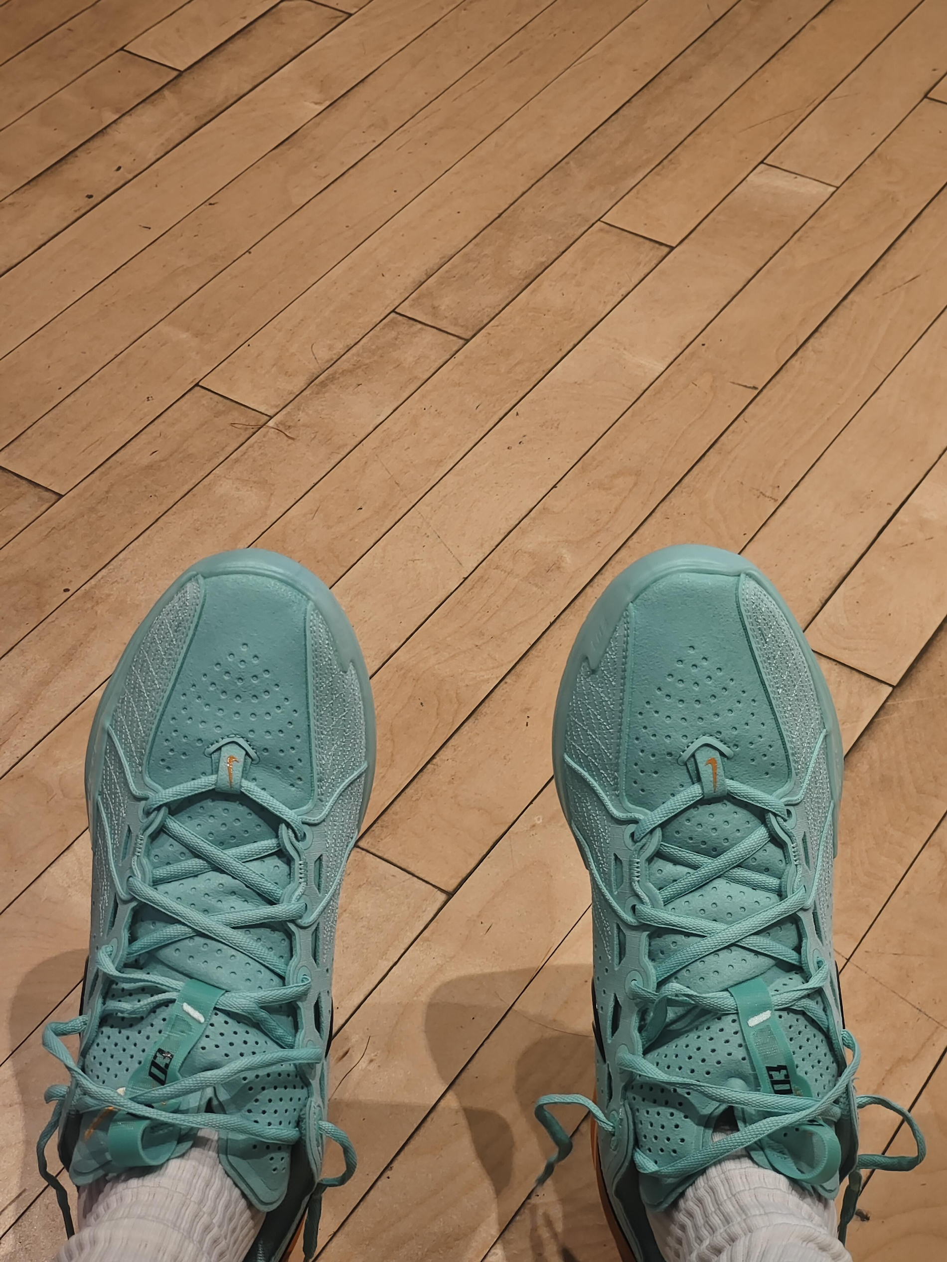 💥球场外的焦点
Nike的Swoosh Logo自带气场,清新薄荷绿搭配活力橙黄