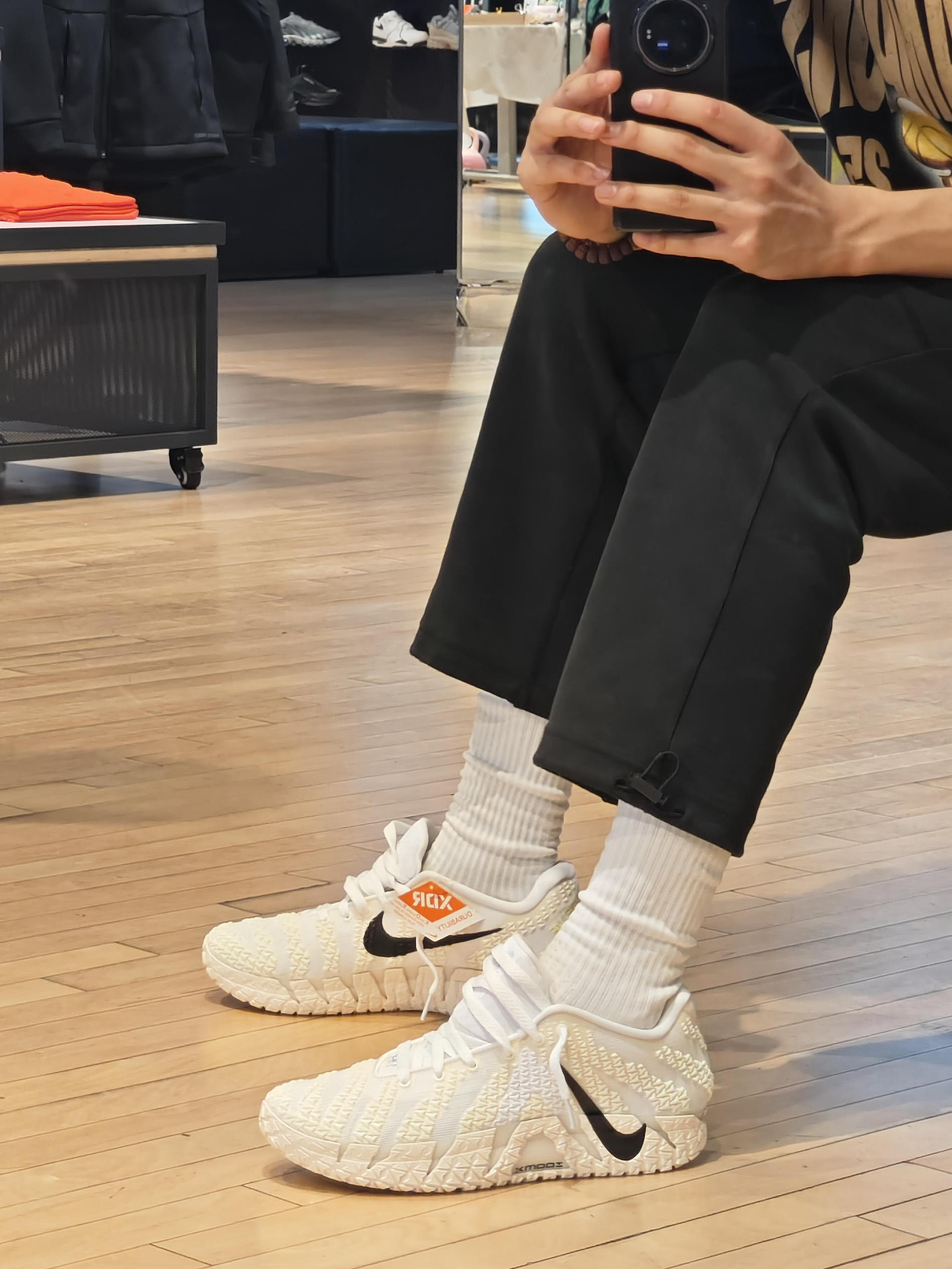 谁懂啊家人们！这双奶白Nike真的长在我审美点上了！
编织鞋面+锯齿大底，复古机能风直接拉满💯