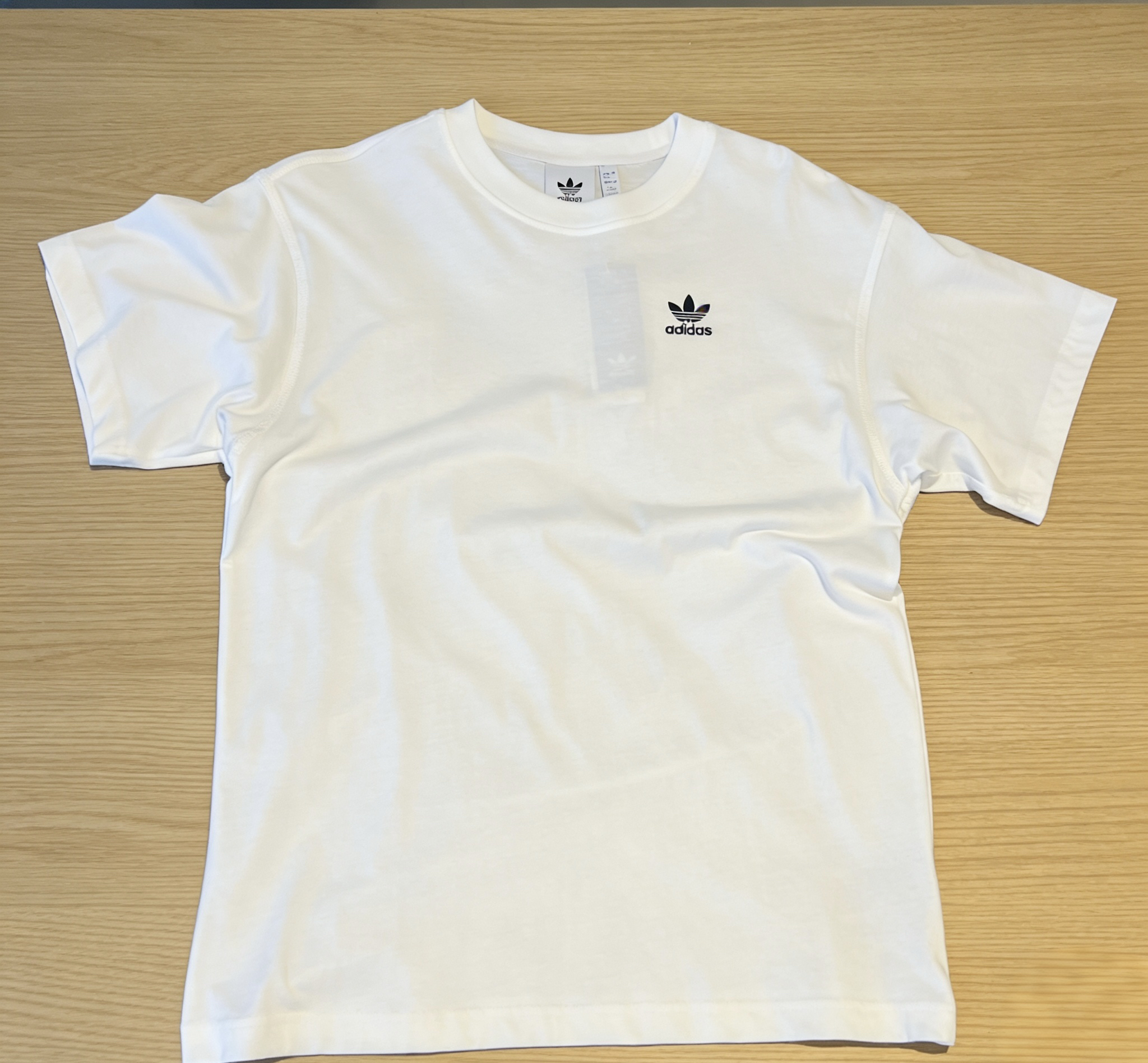春日刚需！这件Adidas白T闭眼入