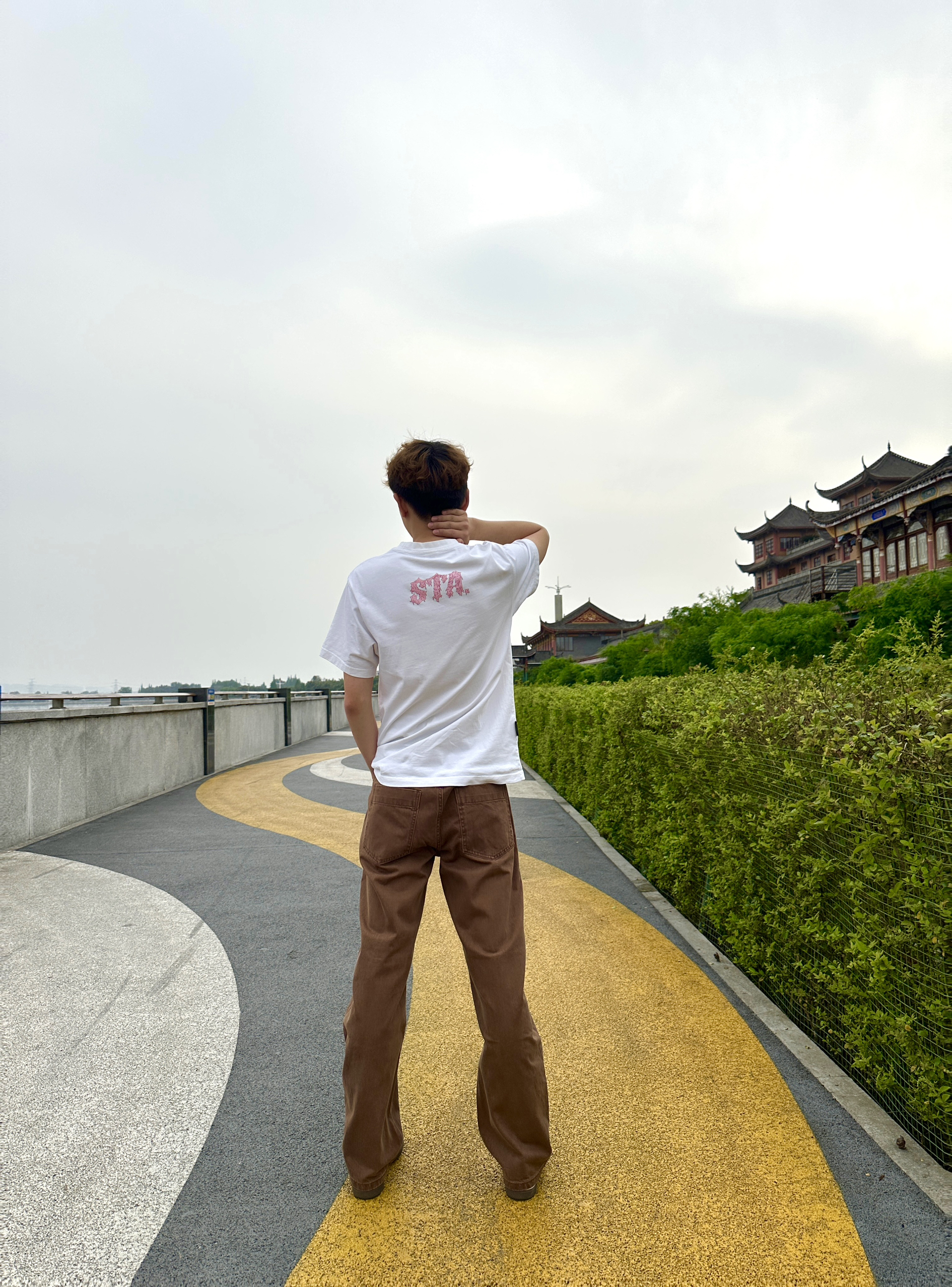 175/120男大的松弛感密码🍃｜焦糖棕牛仔裤怎么搭都出片📷