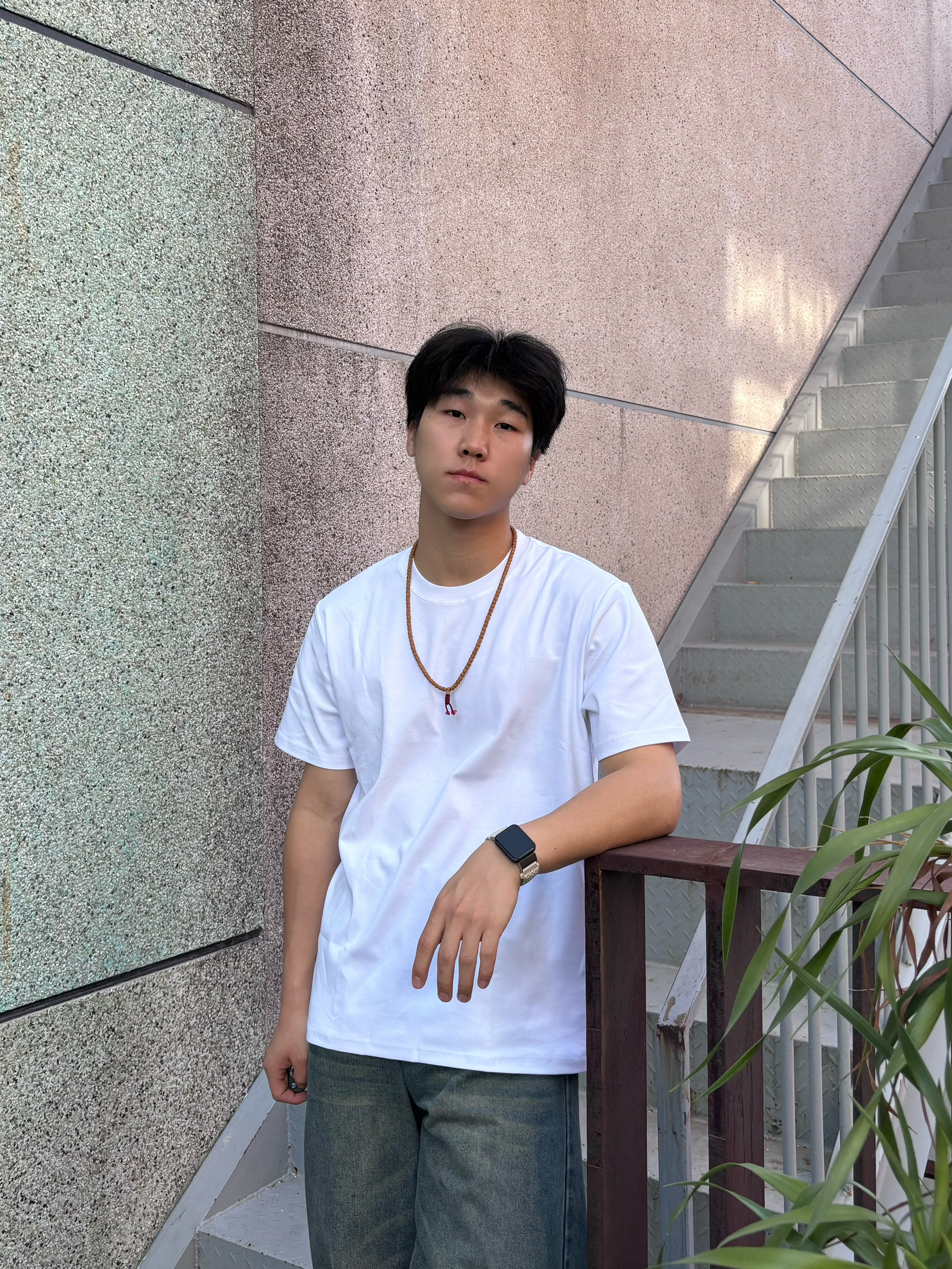 男生夏日基础白T的松弛感穿搭