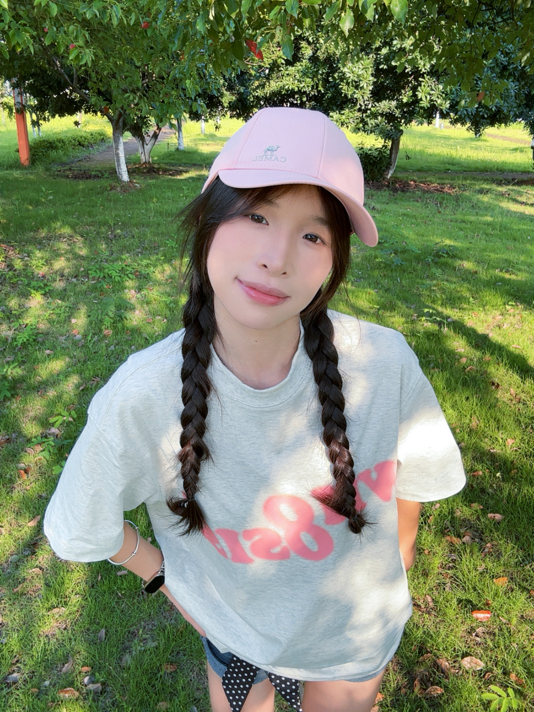 灰T+粉棒球帽｜🤍🩷清爽氧气少女感拉满✨