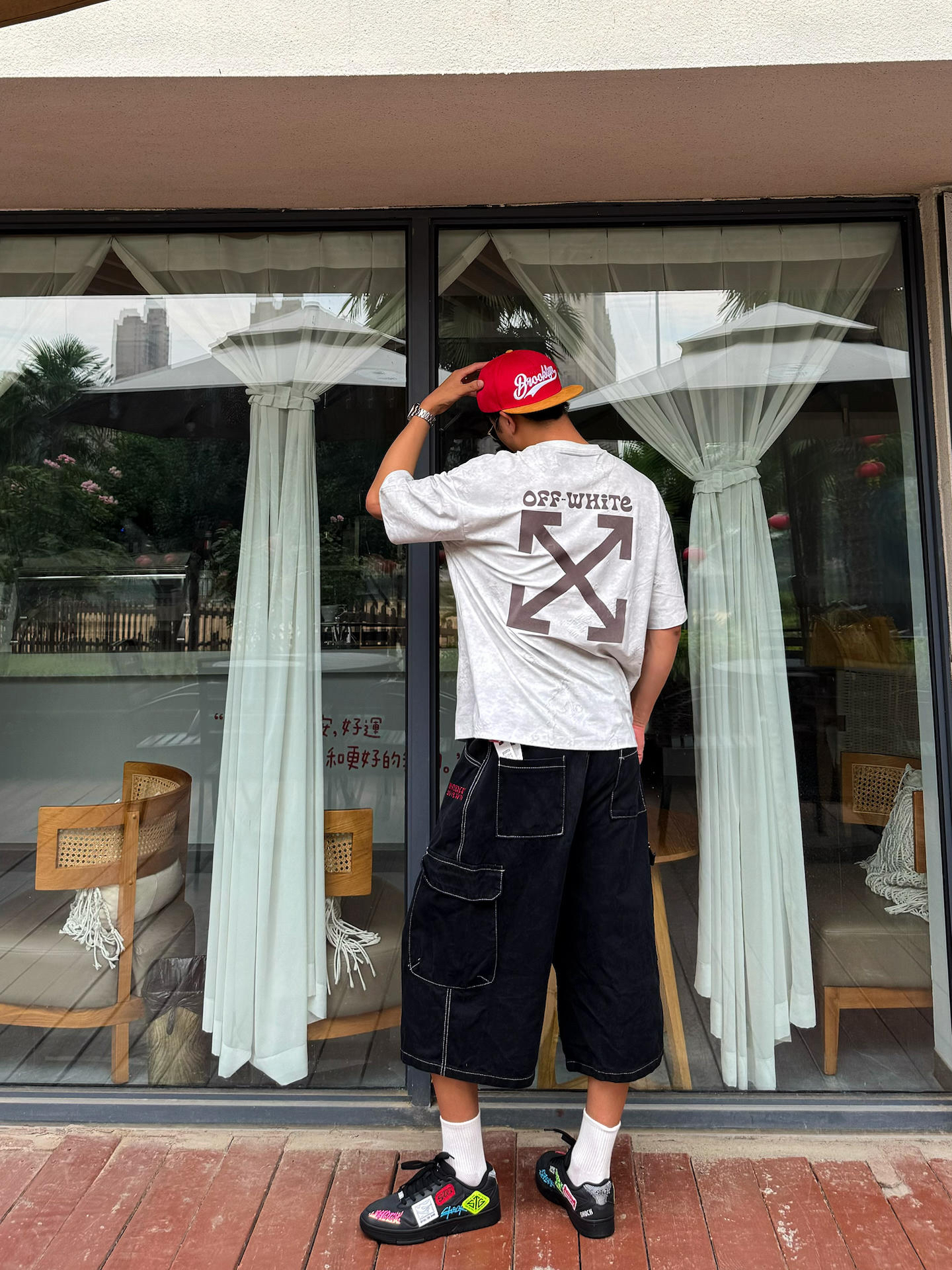 松弛街头感穿搭，点睛之笔是脚上涂鸦板鞋