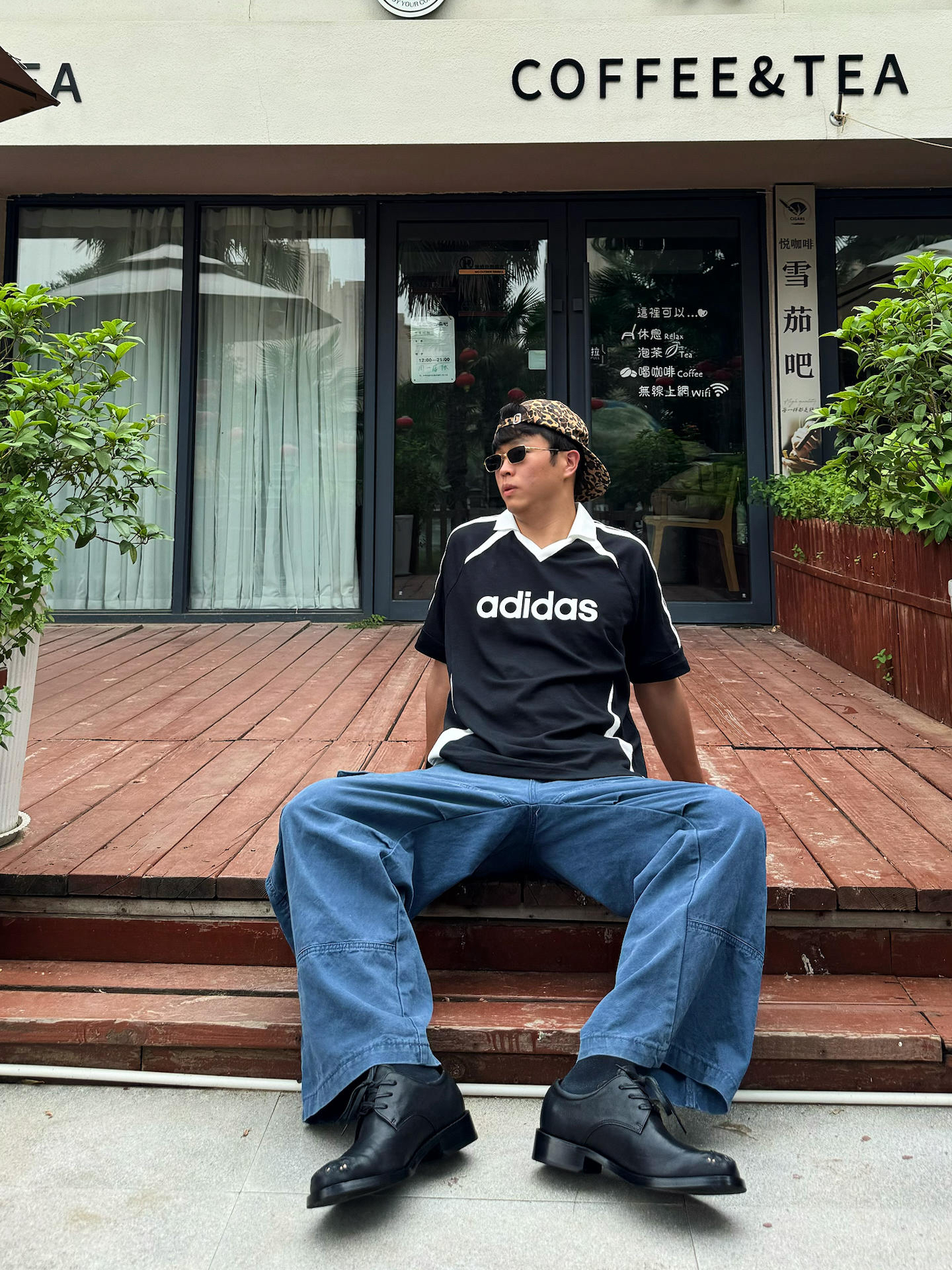 咖啡店随性穿搭，皮鞋让造型更有层次