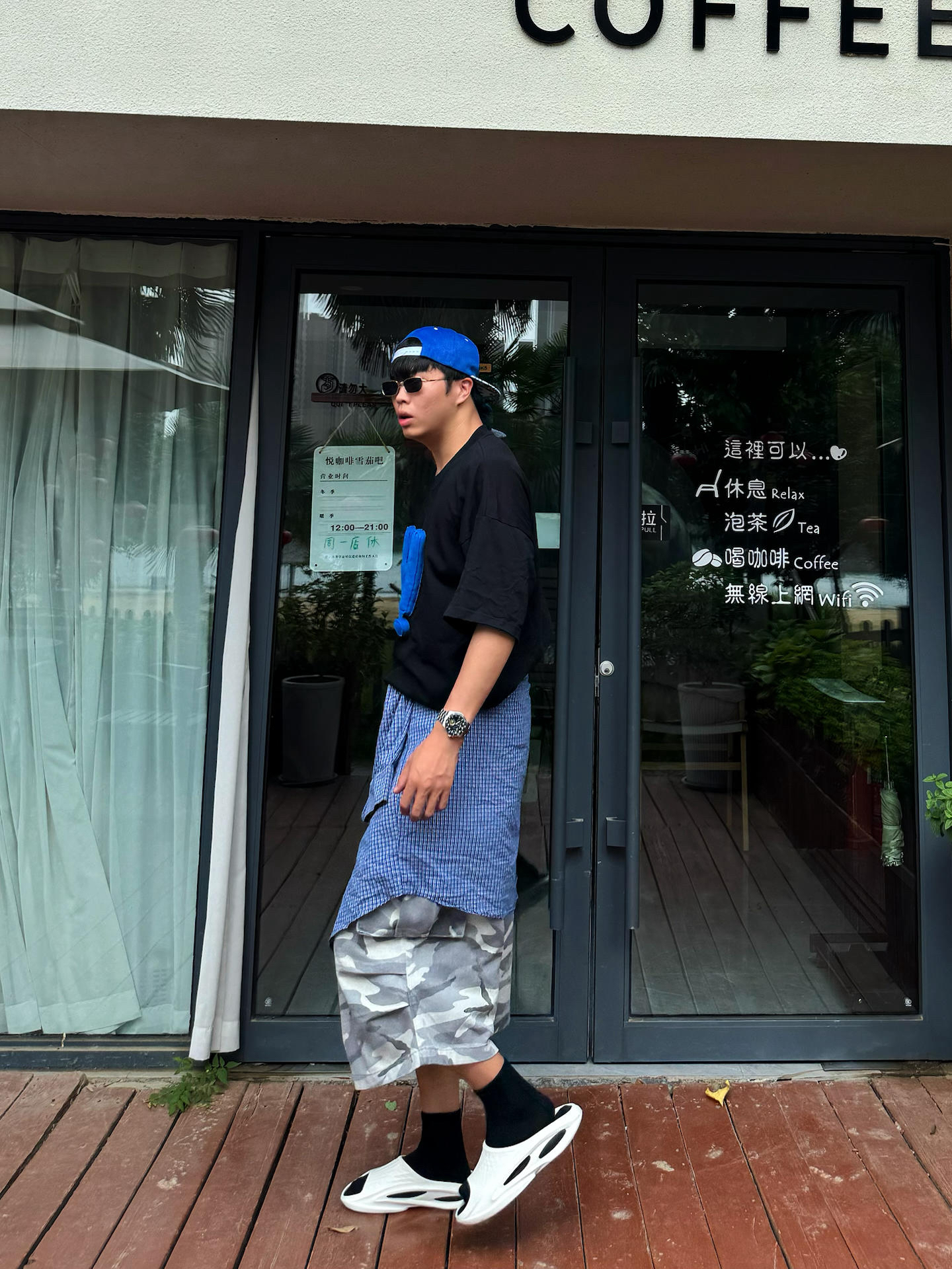 居家拖鞋外穿，解锁街头松弛新穿法