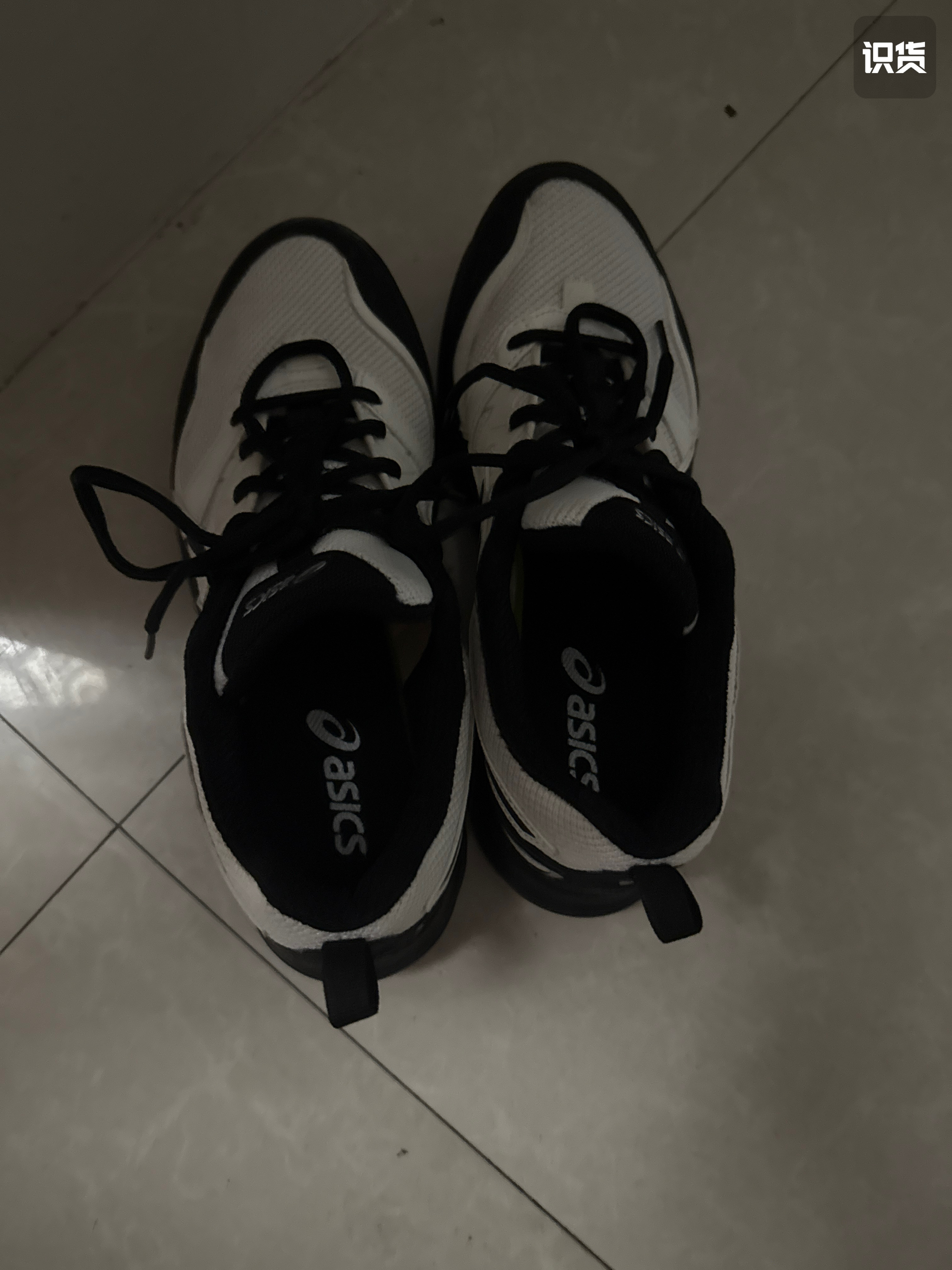 鞋子很舒服，也非常百搭，后跟比较软，鞋码