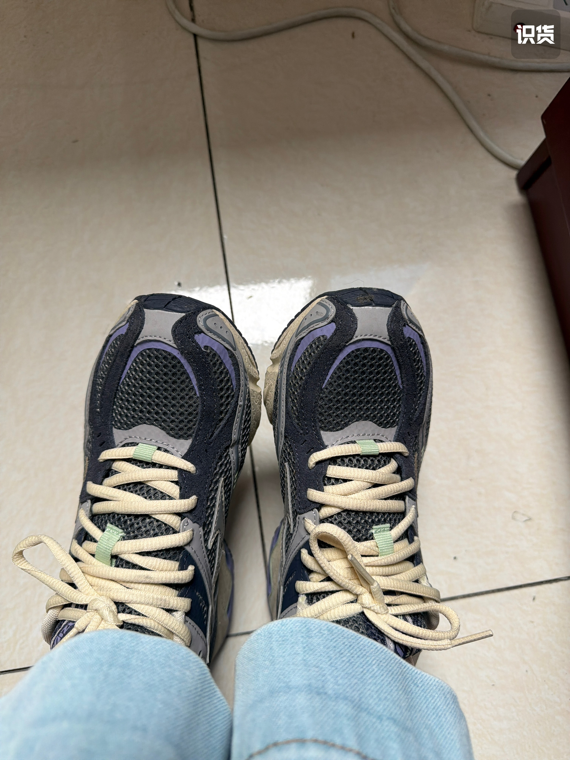 颜色好看，穿上很舒服，前脚掌空间也很够