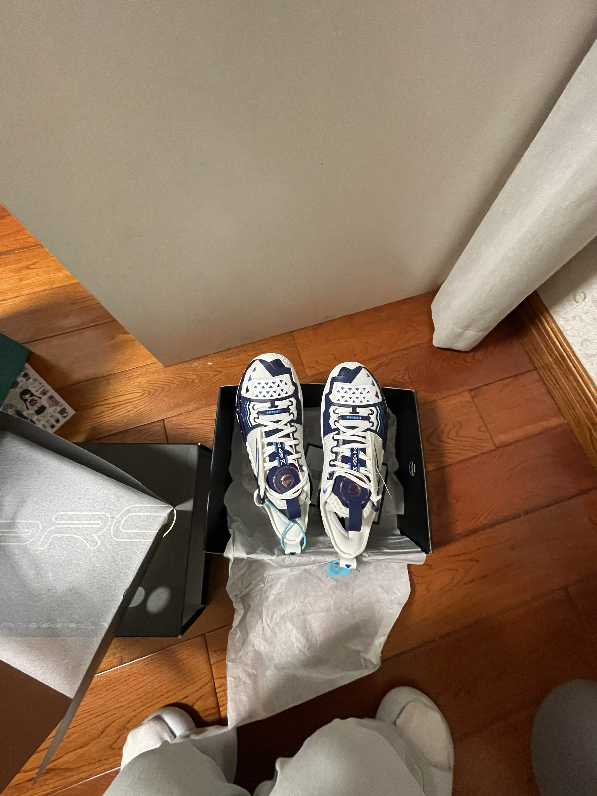 这双鞋子很耐穿穿起来很舒服透气舒适打篮球