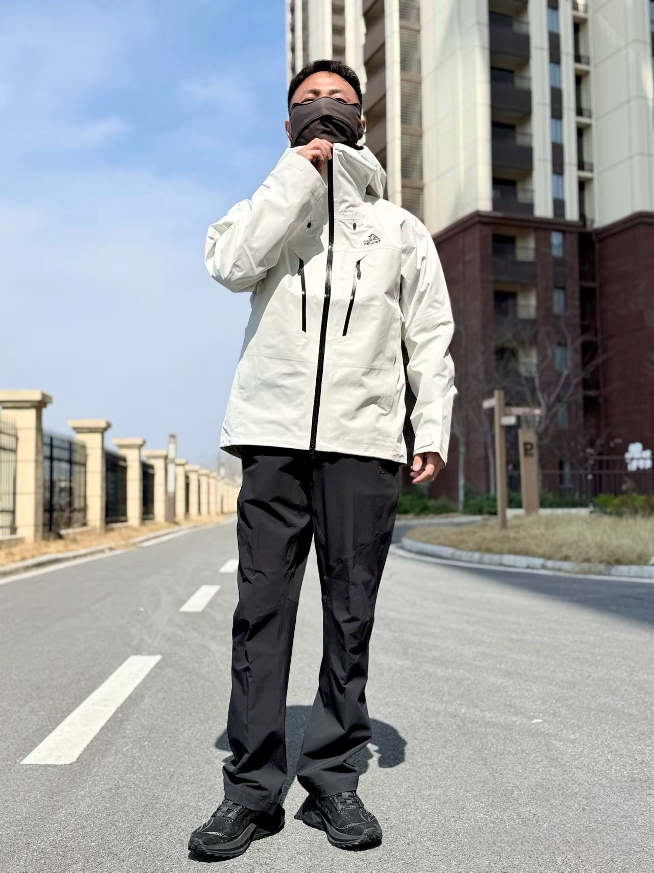 户外穿这套白色冲锋衣简直太夯了！