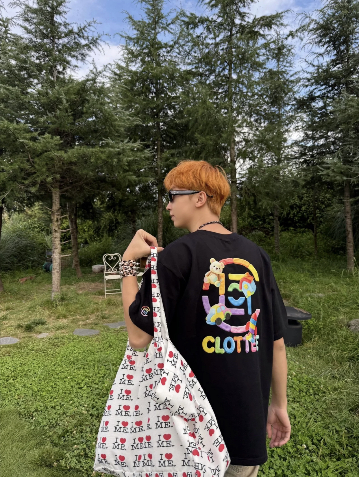 男生入秋的第一件T恤