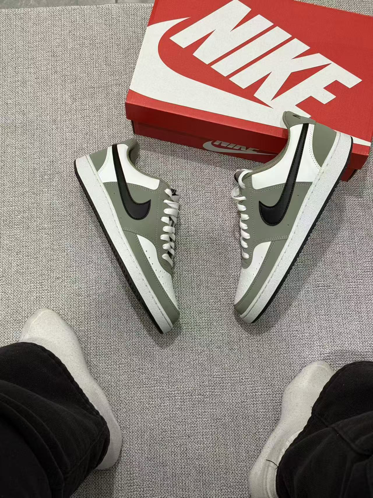 这双军绿拼白的板鞋，真的越看越顺眼👟