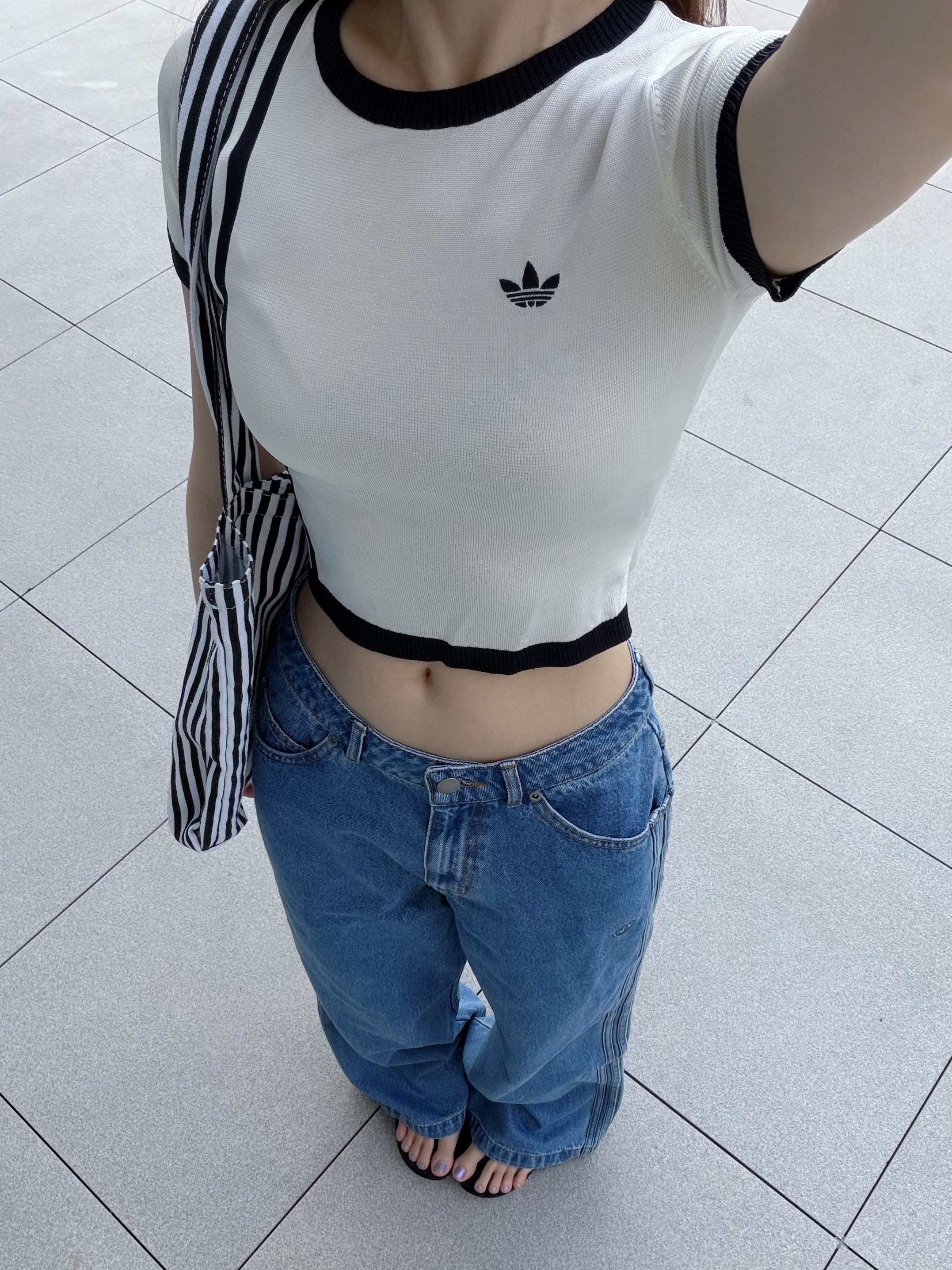 夏日辣妹~阿迪短上衣➕牛仔裤绝了！
