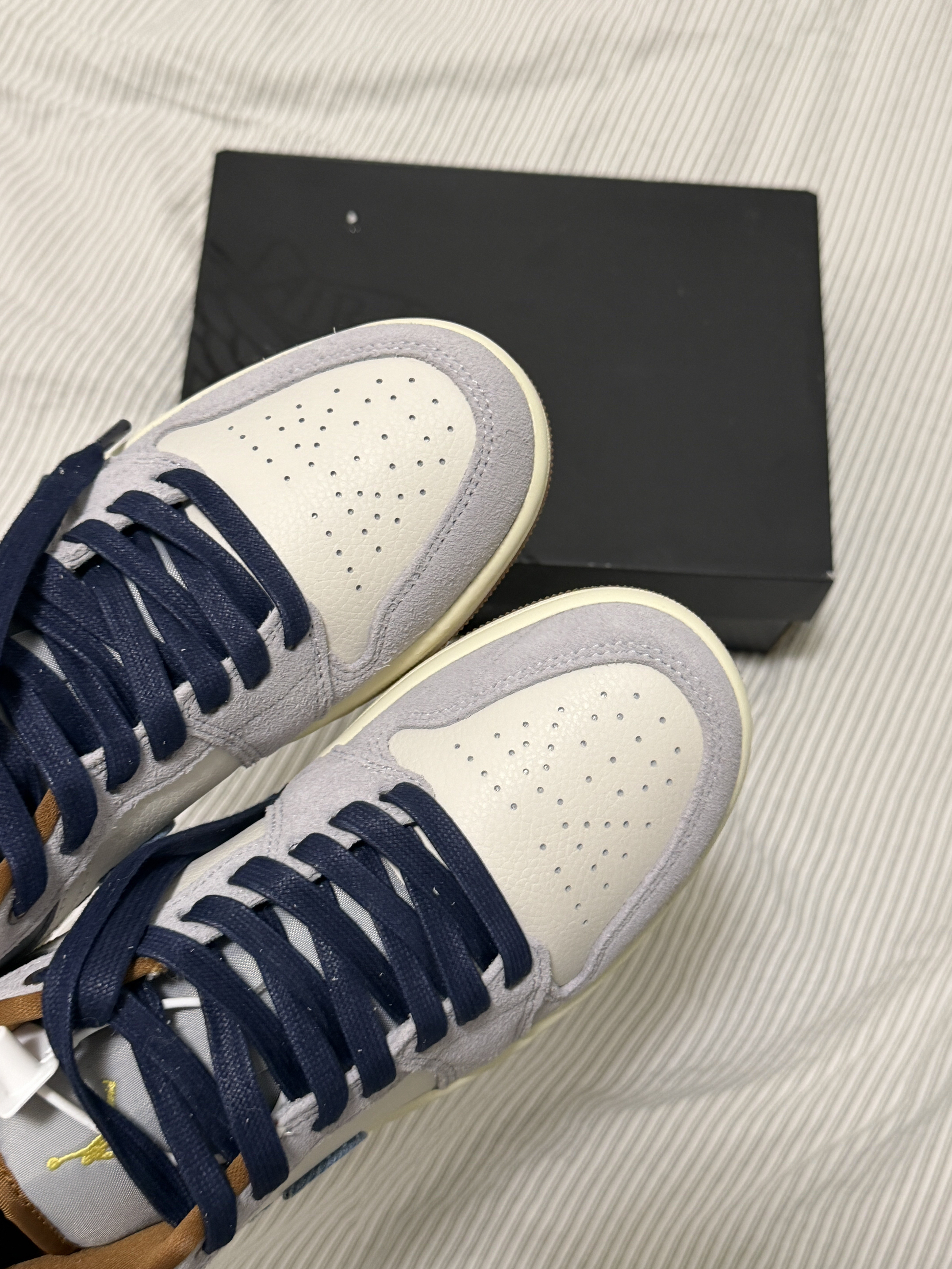 牛仔Swoosh，这双AJ细节挺多