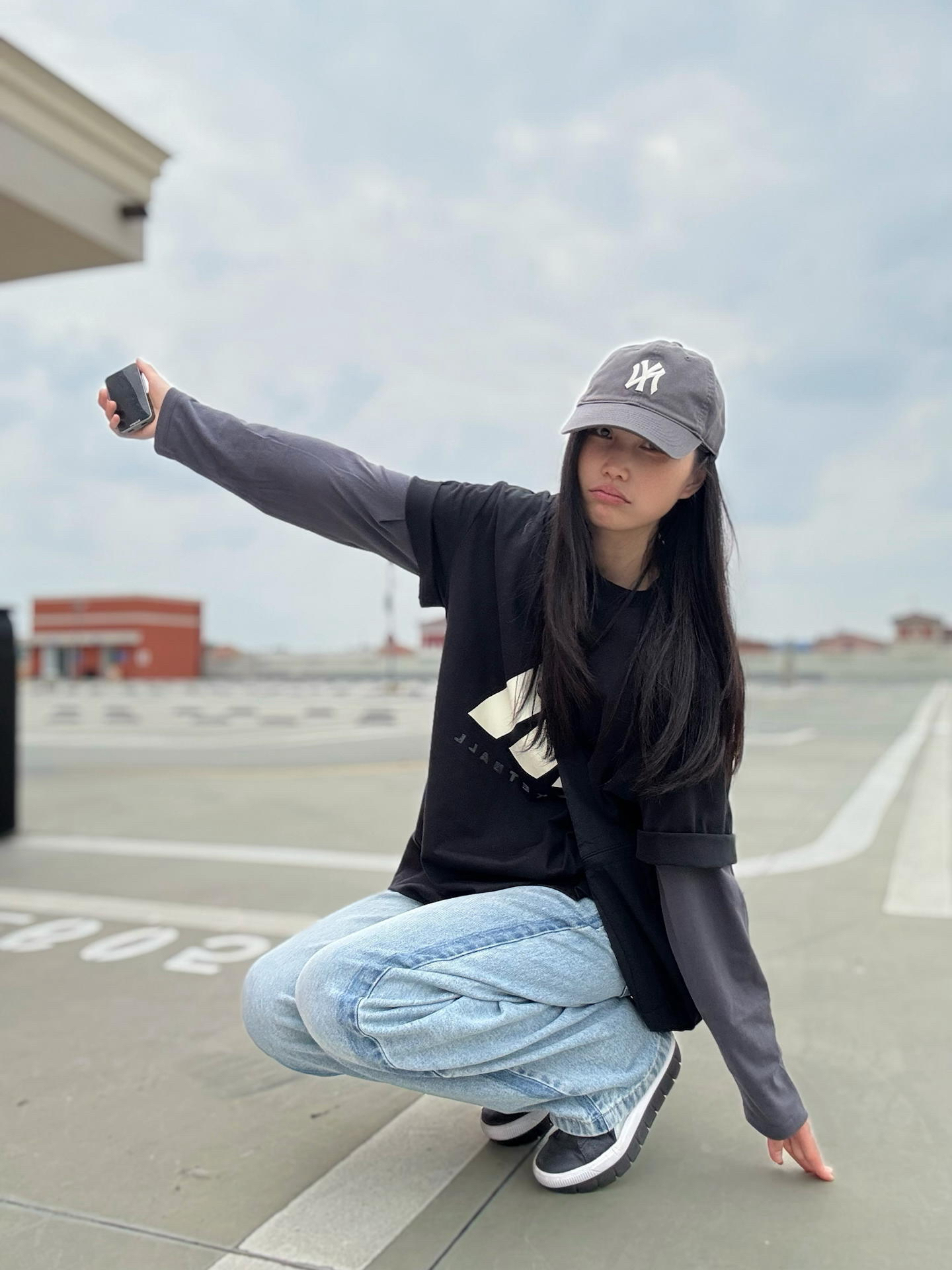 初秋不想买薄外套?小阿迪黑T叠穿一下吧!