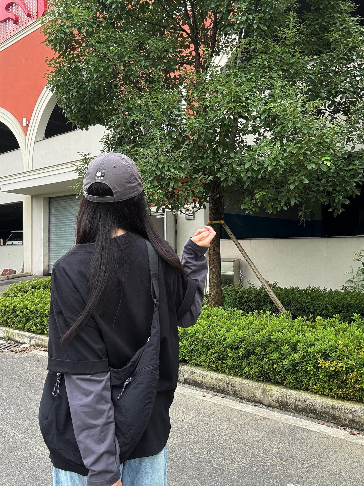 初秋不想买薄外套?小阿迪黑T叠穿一下吧!
