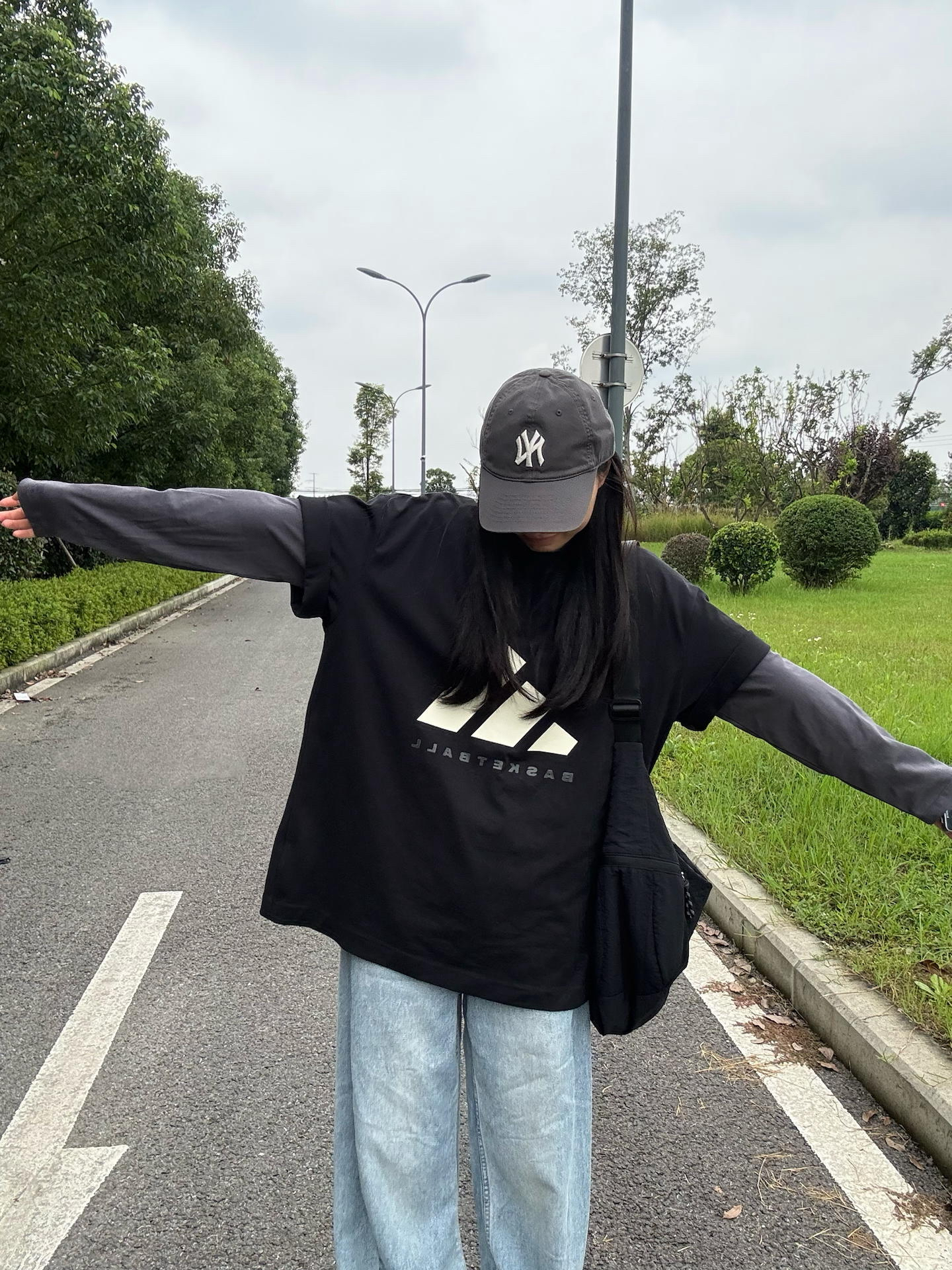 初秋不想买薄外套?小阿迪黑T叠穿一下吧!